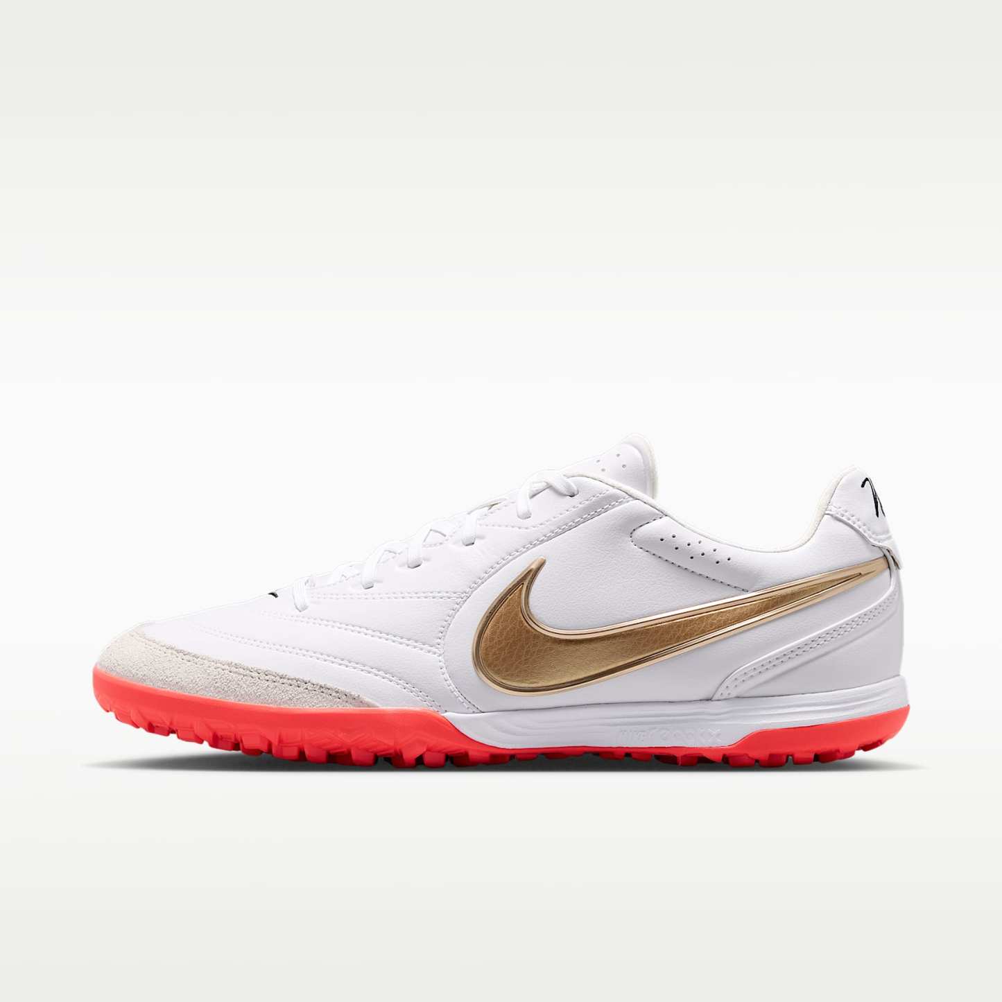 Nike Tiempo Ligera Pro Low-Top-Fußballschuh für Turf – Weiß/Bright Crimson/Blur