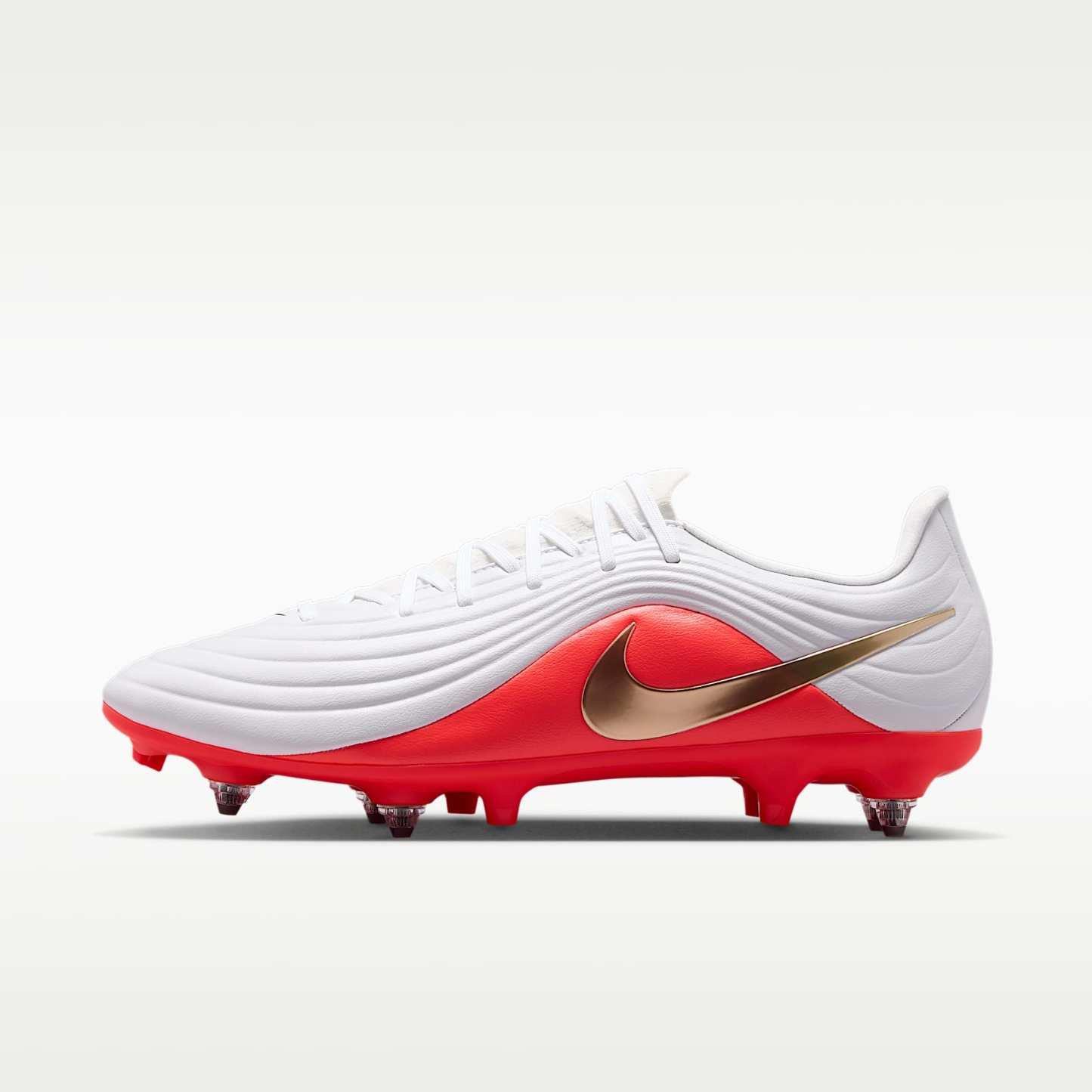 Nike Tiempo Maestro Academy Low Top Fußballschuh für weichen Rasen – Weiß/Bright Crimson/Blur