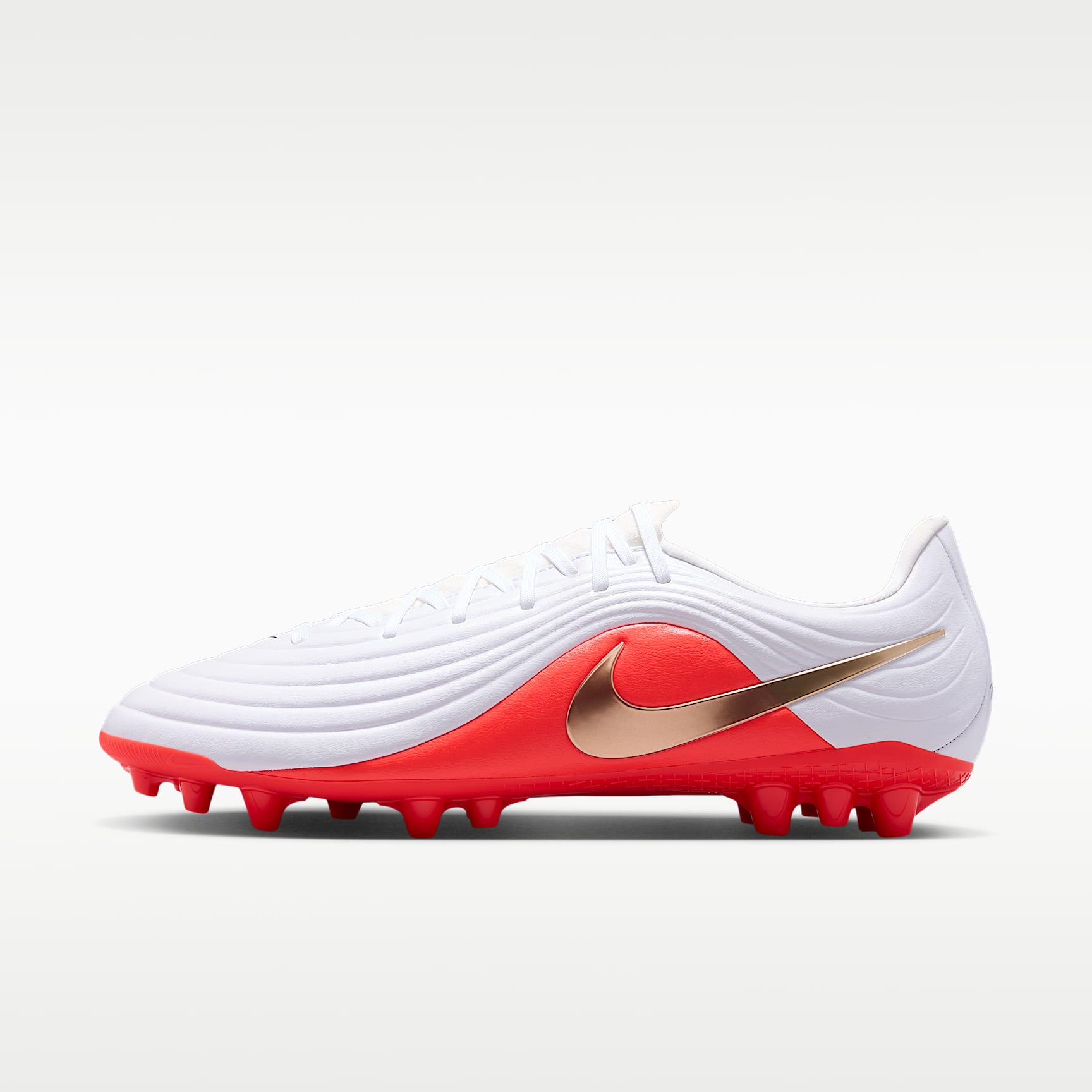 Nike Tiempo Maestro Academy Low Top Fußballschuh für Kunstrasen – Weiß/Bright Crimson/Blur