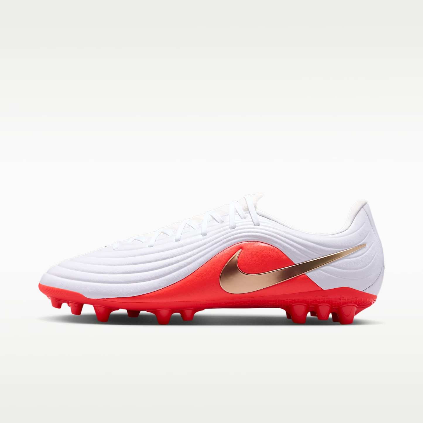 Nike Tiempo Maestro Academy Low Top Fußballschuh für Kunstrasen – Weiß/Bright Crimson/Blur