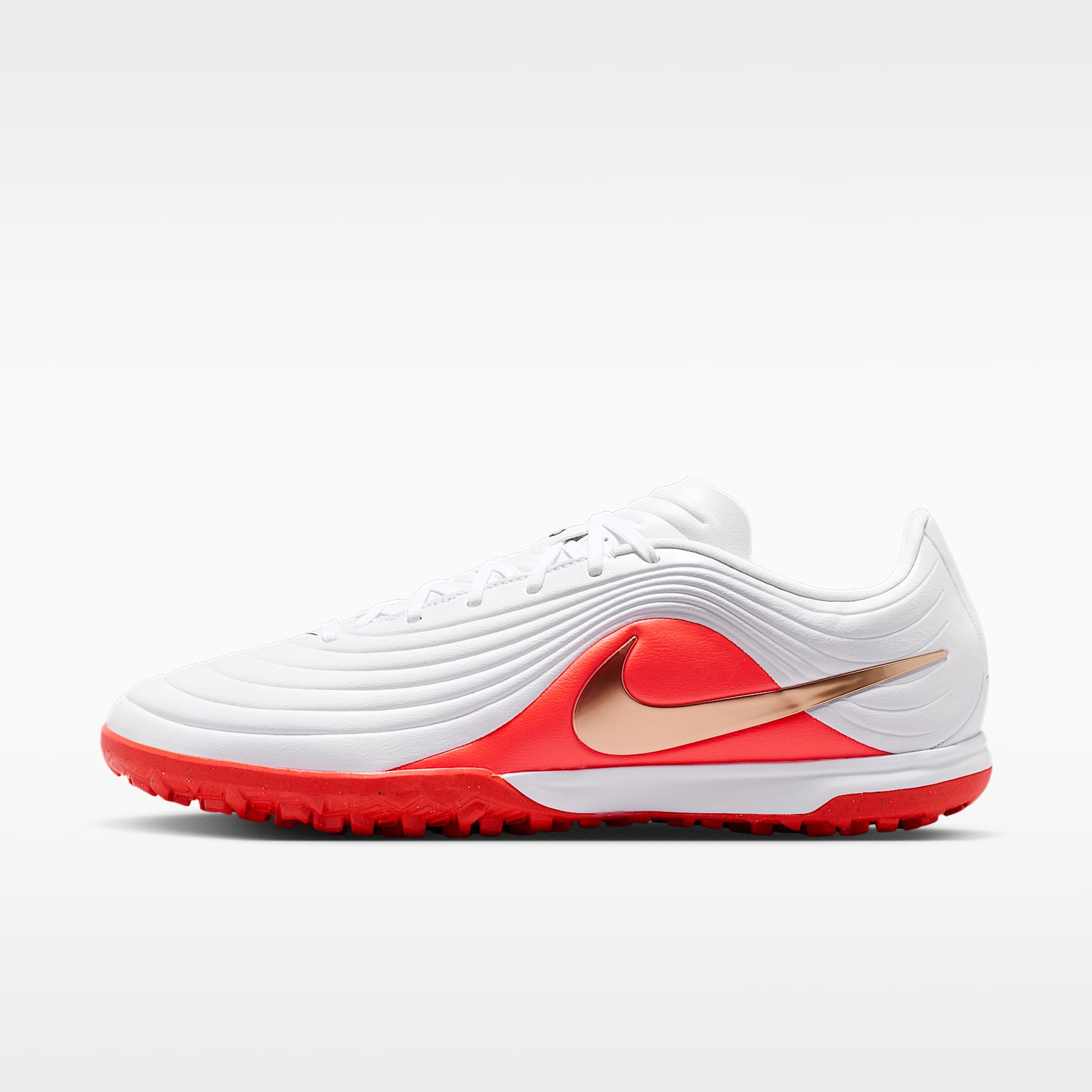 Nike Tiempo Maestro Academy Low-Top-Fußballschuh für Turf – Weiß/Bright Crimson/Blur