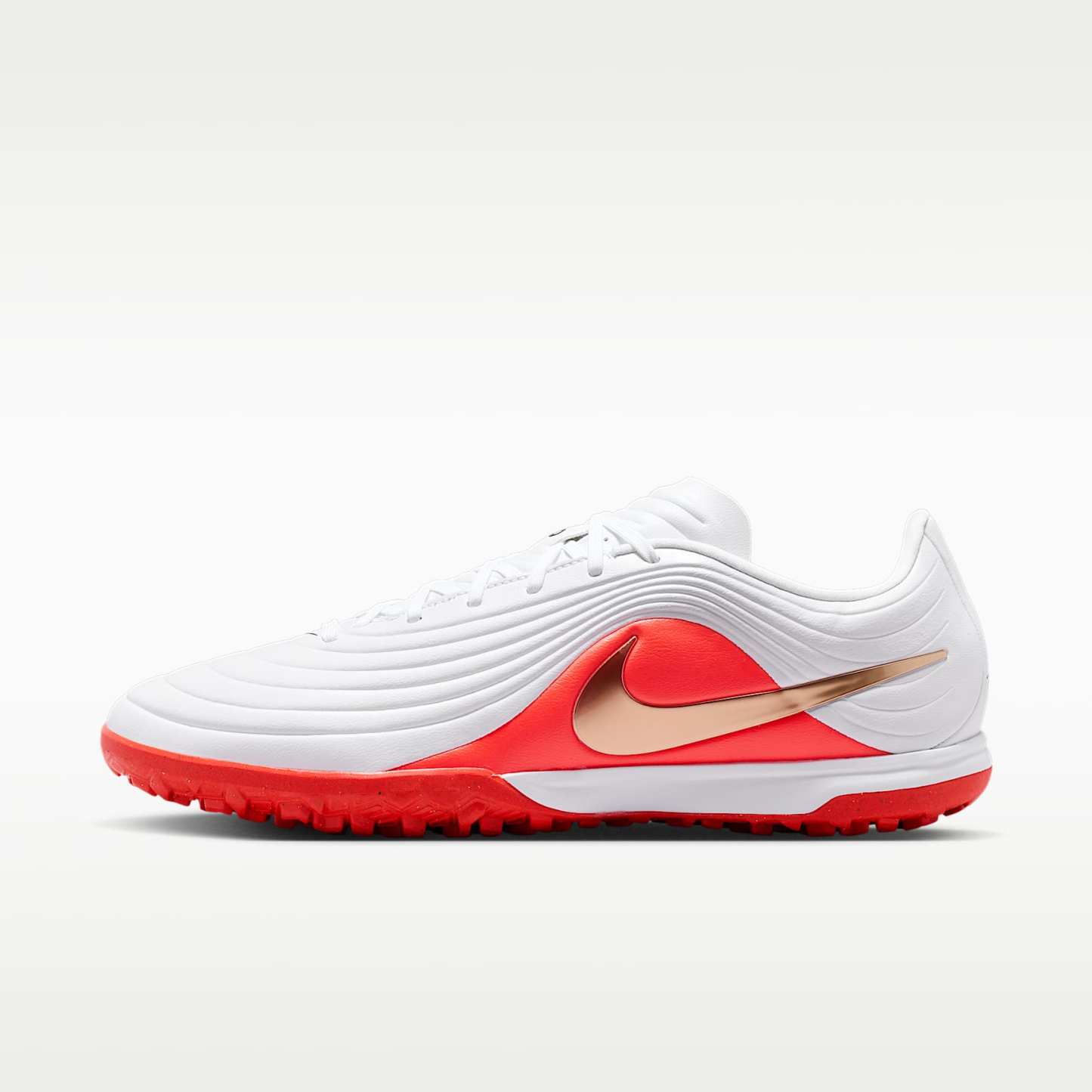 Nike Tiempo Maestro Academy Low-Top-Fußballschuh für Turf – Weiß/Bright Crimson/Blur