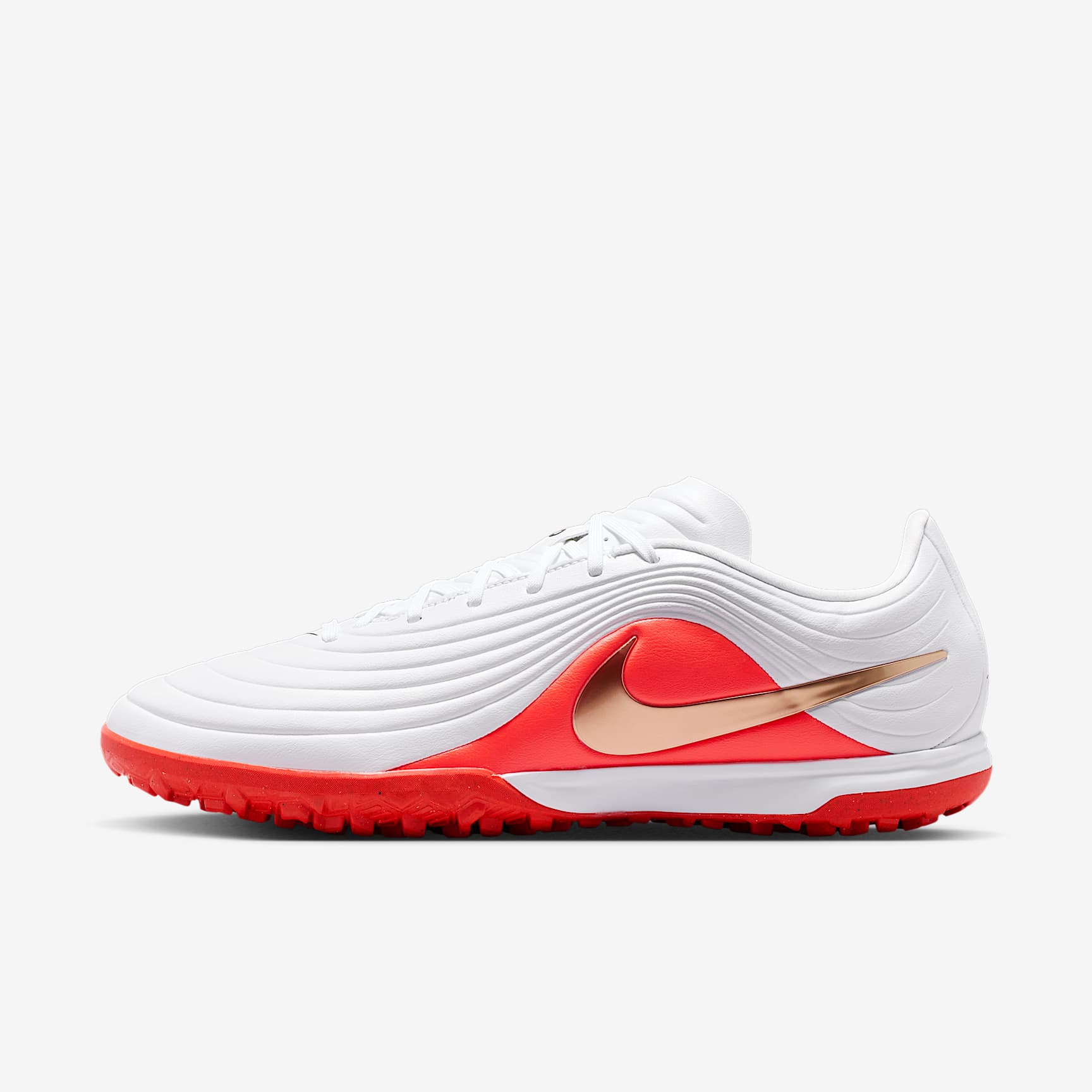 Nike Tiempo Maestro Academy Low-Top-Fußballschuh für Turf – Weiß/Bright Crimson/Blur