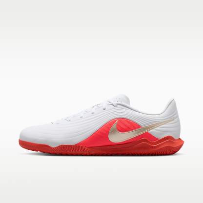 Nike Tiempo Maestro Club Low-Top-Fußballschuh für Hallen- und Hartplätze – Weiß/Bright Crimson/Blur