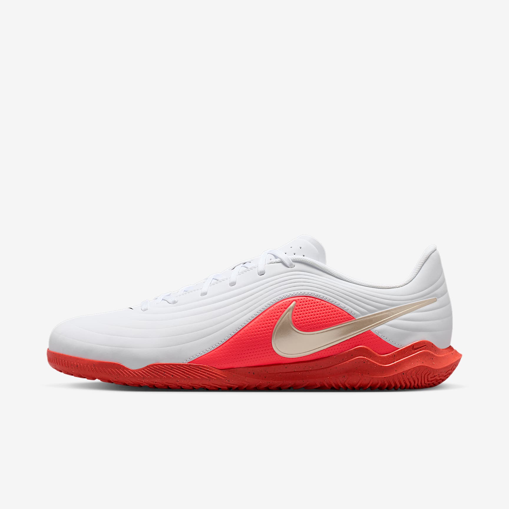 Nike Tiempo Maestro Club Low-Top-Fußballschuh für Hallen- und Hartplätze – Weiß/Bright Crimson/Blur