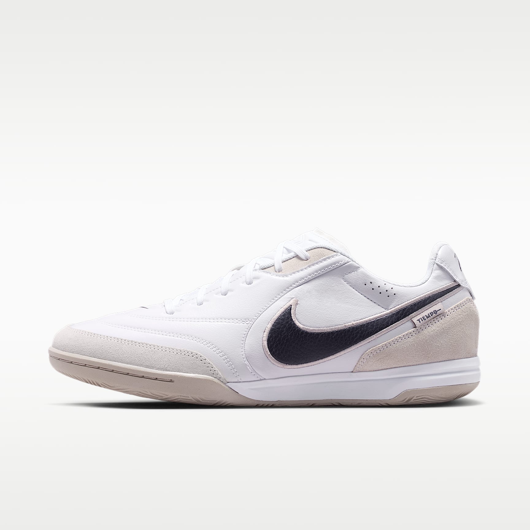 Nike Tiempo Streetgato Low-Top-Fußballschuh für Hallen- und Hartplätze – Weiß/Moon Particle/Gridiron