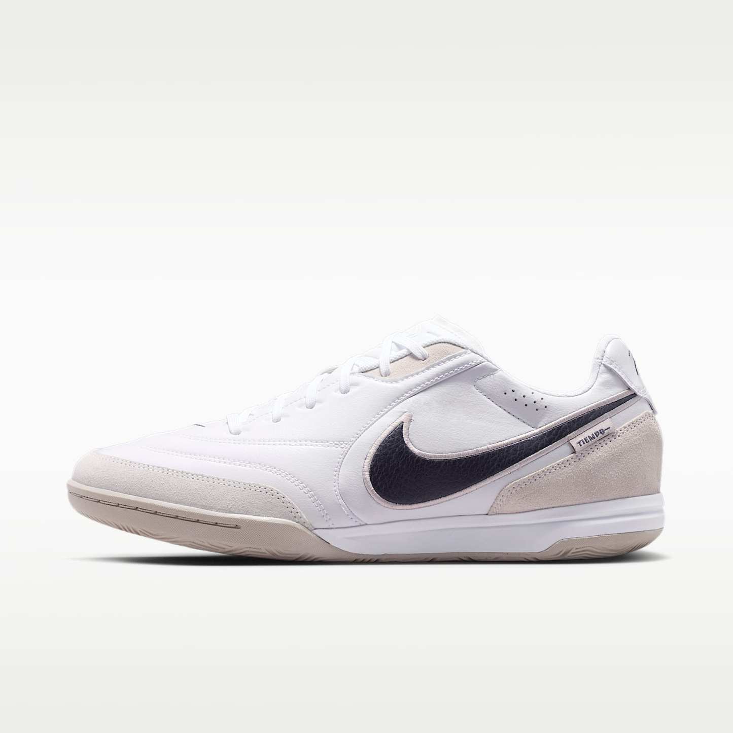 Nike Tiempo Streetgato Low-Top-Fußballschuh für Hallen- und Hartplätze – Weiß/Moon Particle/Gridiron