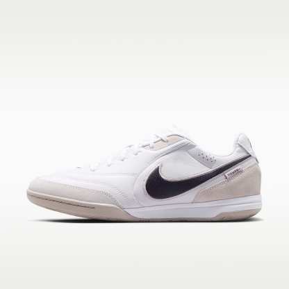 Nike Tiempo Streetgato Low-Top-Fußballschuh für Hallen- und Hartplätze – Weiß/Moon Particle/Gridiron