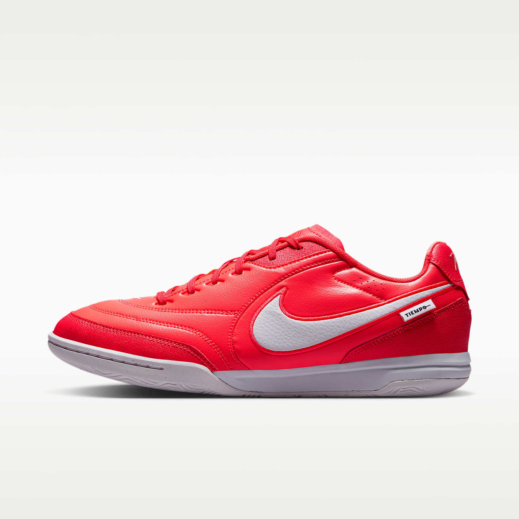 Nike Tiempo Streetgato Low-Top-Fußballschuh für Hallen- und Hartplätze – Bright Crimson/Weiß/Weiß