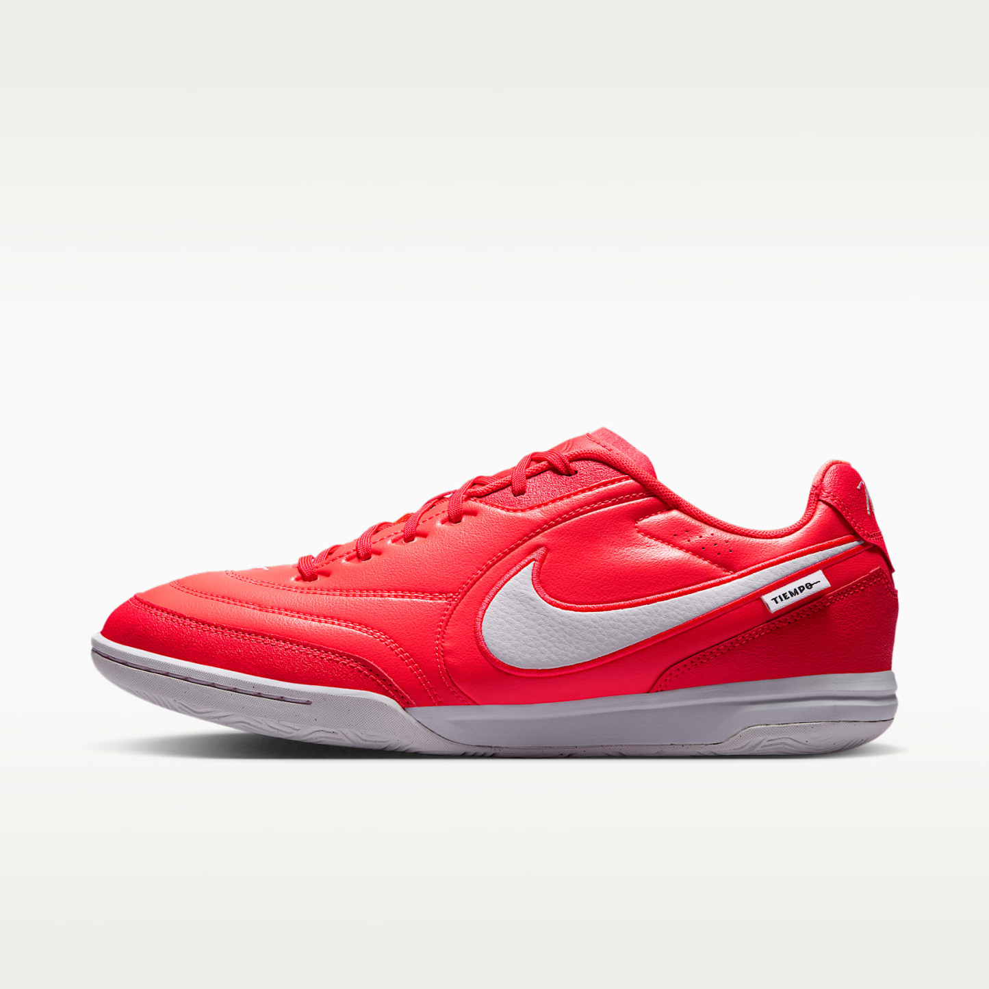 Nike Tiempo Streetgato Low-Top-Fußballschuh für Hallen- und Hartplätze – Bright Crimson/Weiß/Weiß