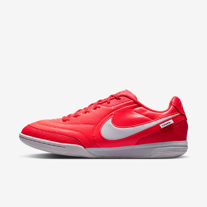 Nike Tiempo Streetgato Low-Top-Fußballschuh für Hallen- und Hartplätze – Bright Crimson/Weiß/Weiß