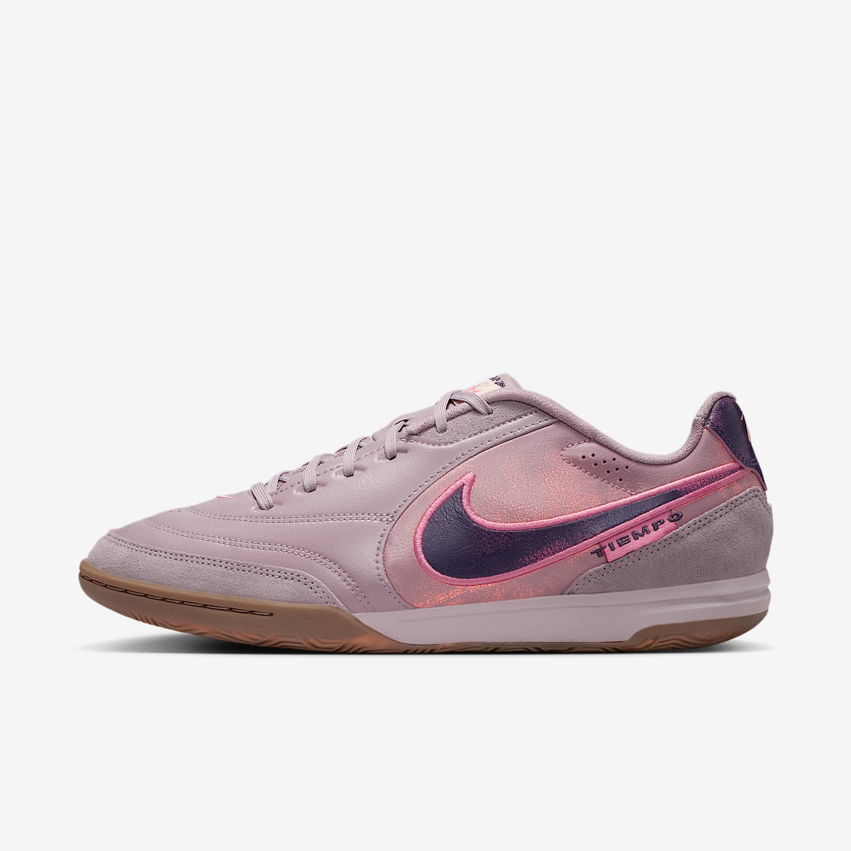 Nike Tiempo Streetgato PRM Low-Top-Fußballschuh für Hallen- und Hartplätze – Light Violet Ore/Gum Dark Brown/Peony
