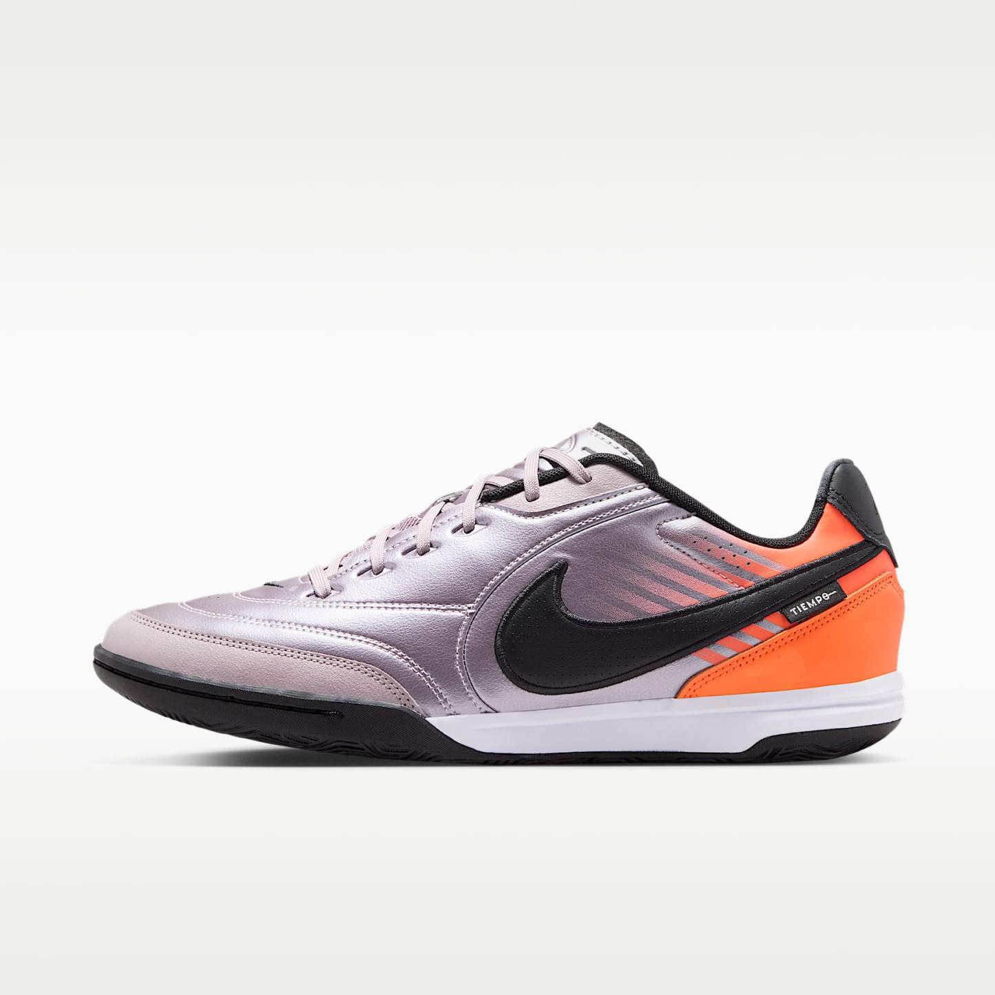 Nike Tiempo Streetgato PRM Heritage Low-Top-Fußballschuh für Hallen- und Hartplätze – Bleached Lilac/Total Orange/Schwarz