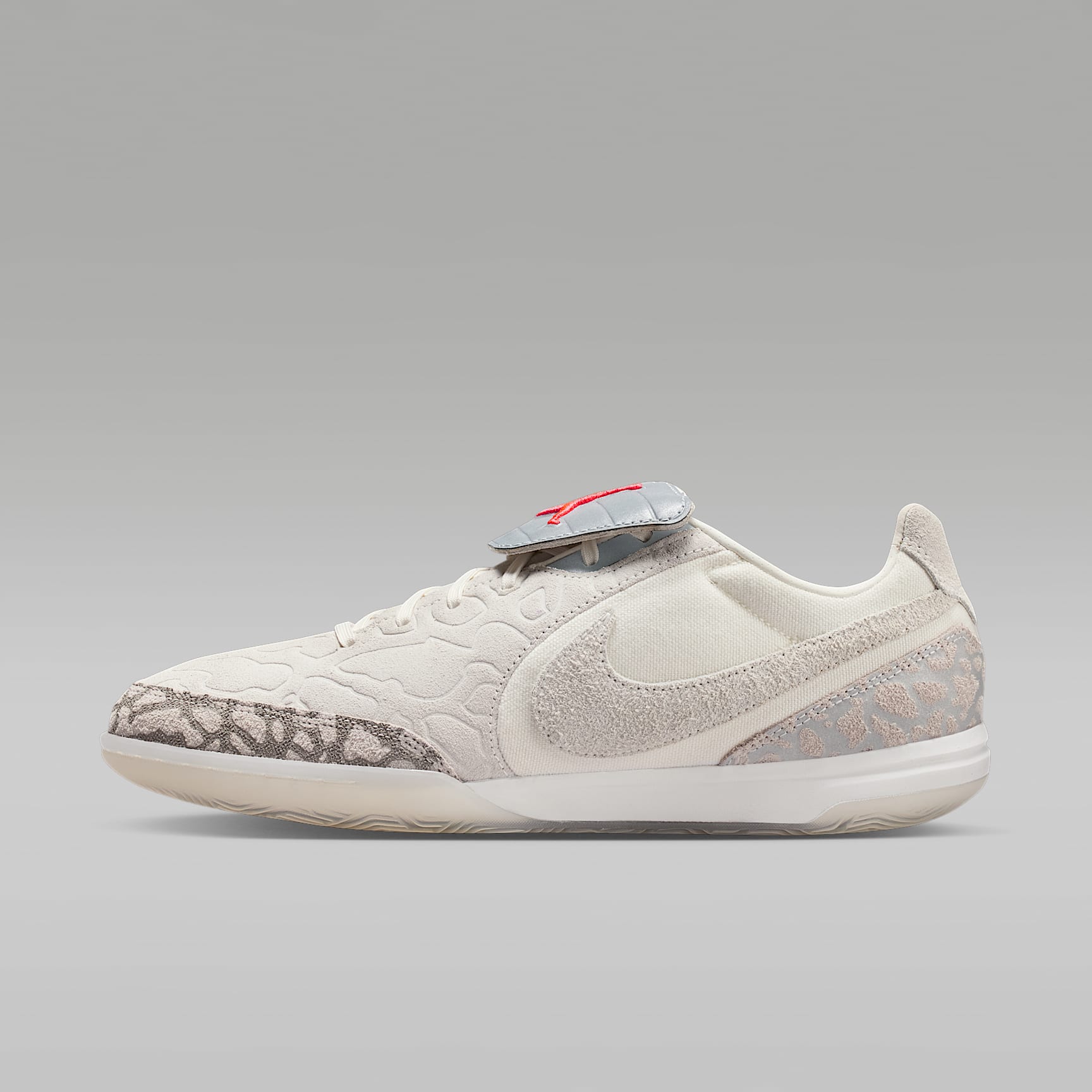 Jordan Tiempo Streetgato SE Low-Top-Fußballschuh für Hallen- und Hartplätze – Phantom/Infrared 23/Sail