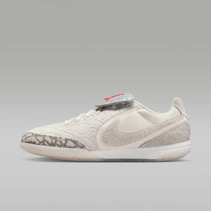 Jordan Tiempo Streetgato SE Low-Top-Fußballschuh für Hallen- und Hartplätze – Phantom/Infrared 23/Sail