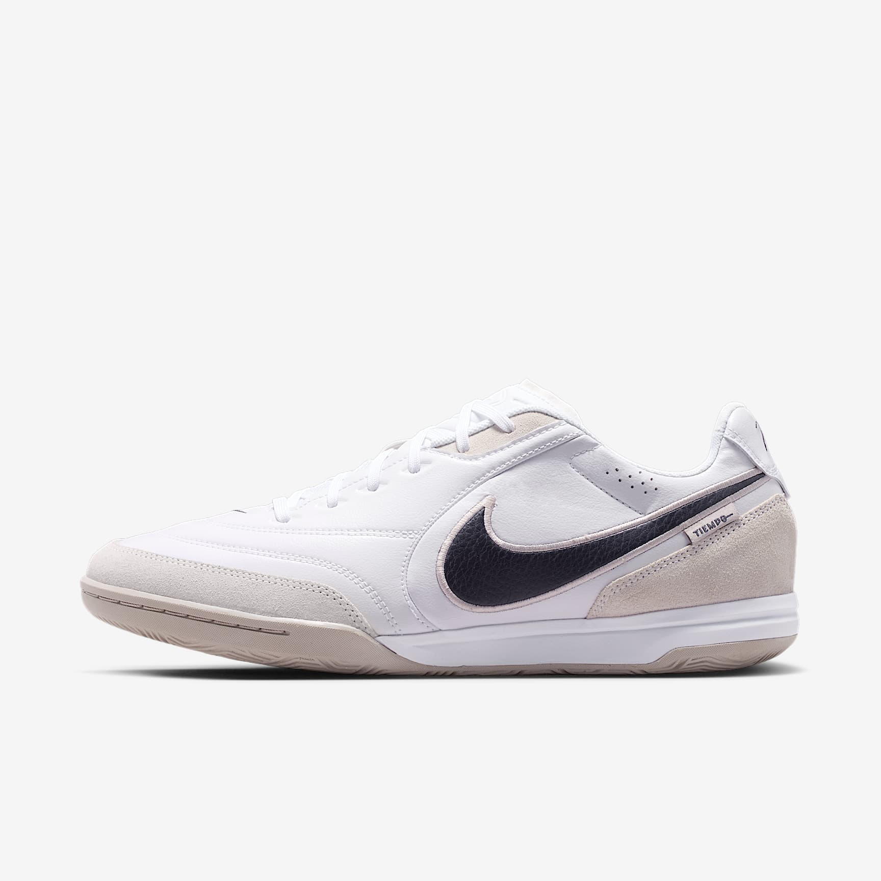 Nike Tiempo Streetgato Low-Top-Fußballschuh für Hallen- und Hartplätze – Weiß/Moon Particle/Gridiron