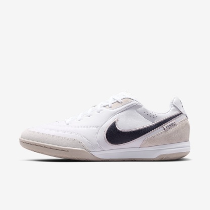Nike Tiempo Streetgato Low-Top-Fußballschuh für Hallen- und Hartplätze – Weiß/Moon Particle/Gridiron