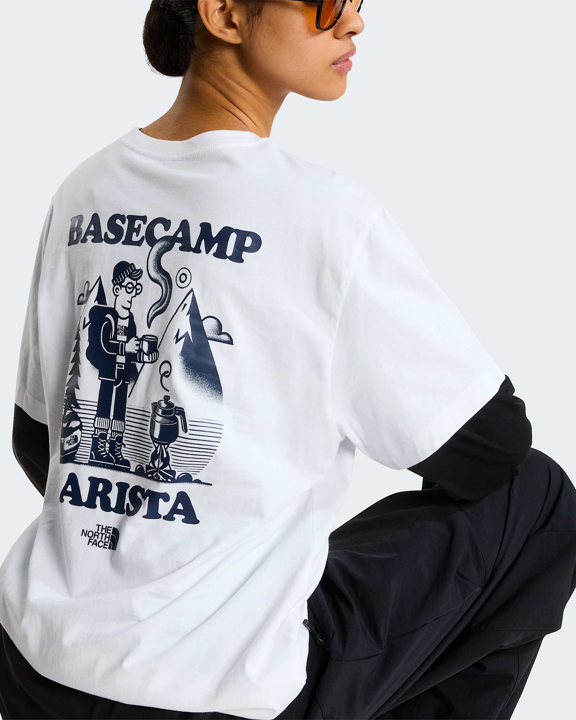 Unisex Basecamp Barista Graphic T-Shirt mit lockerer Passform – TNF White-Summit Navy