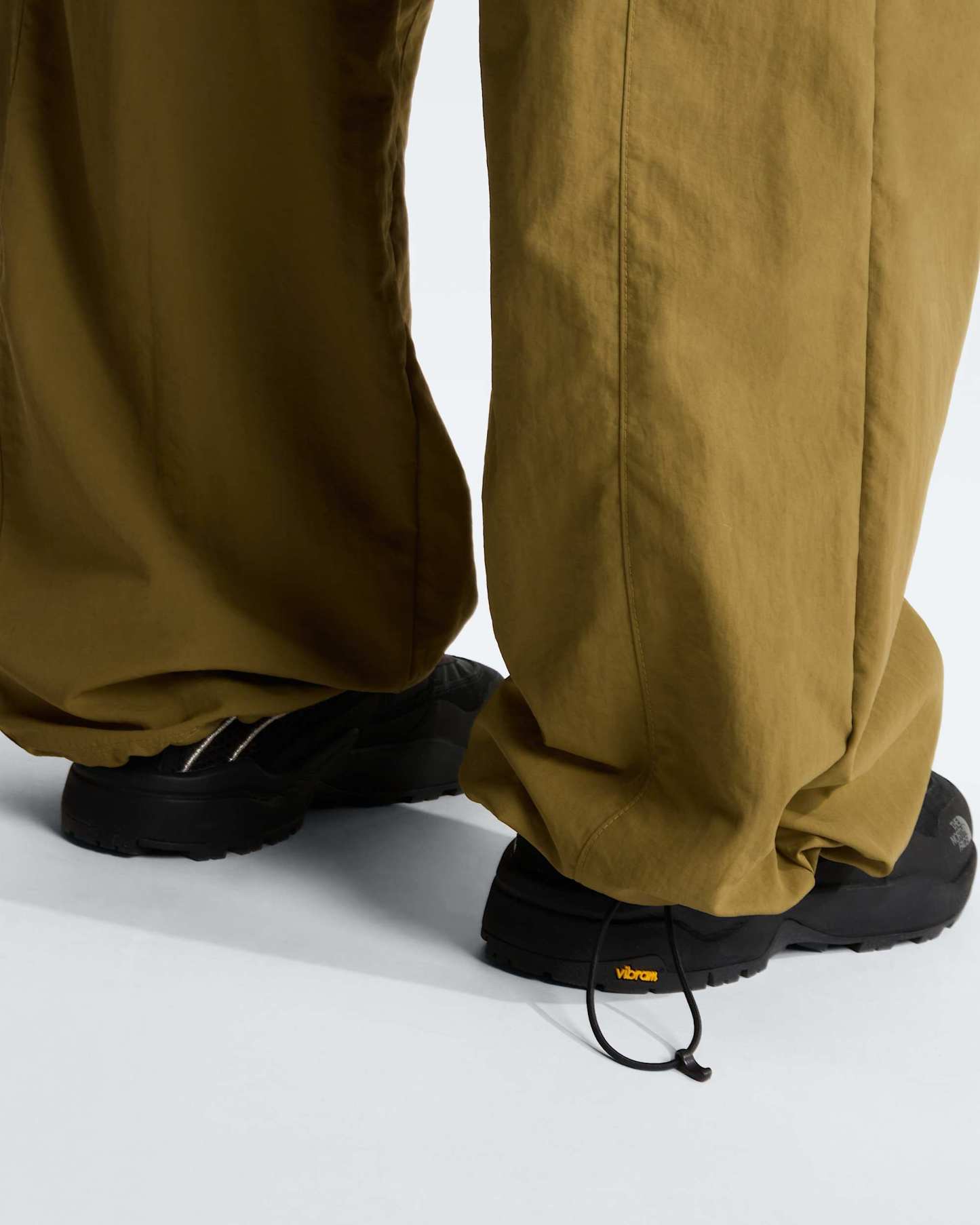 NSE Hose mit Gürtel in Unisex – Cedar