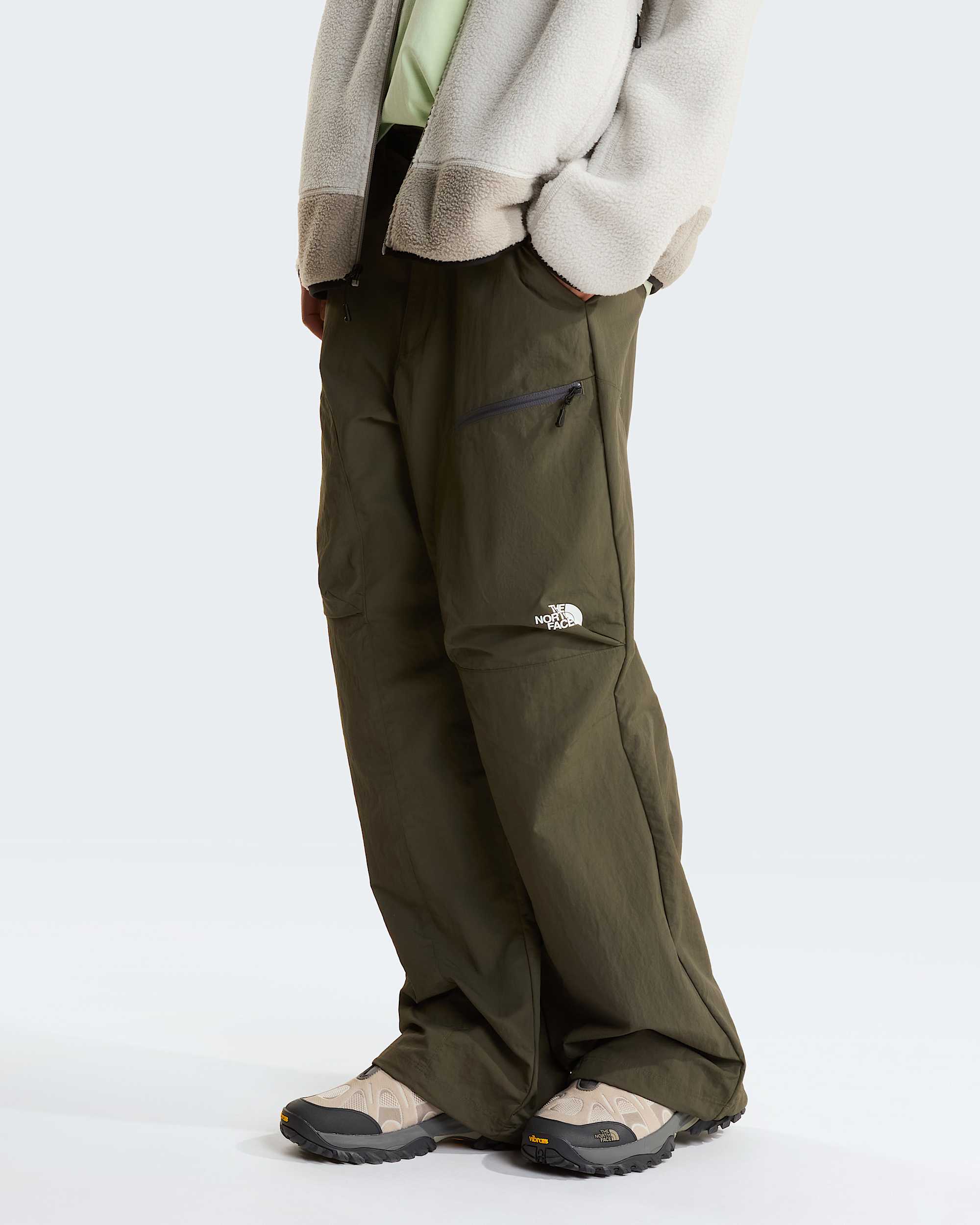 NSE Hose mit Gürtel in Unisex – New Taupe Green