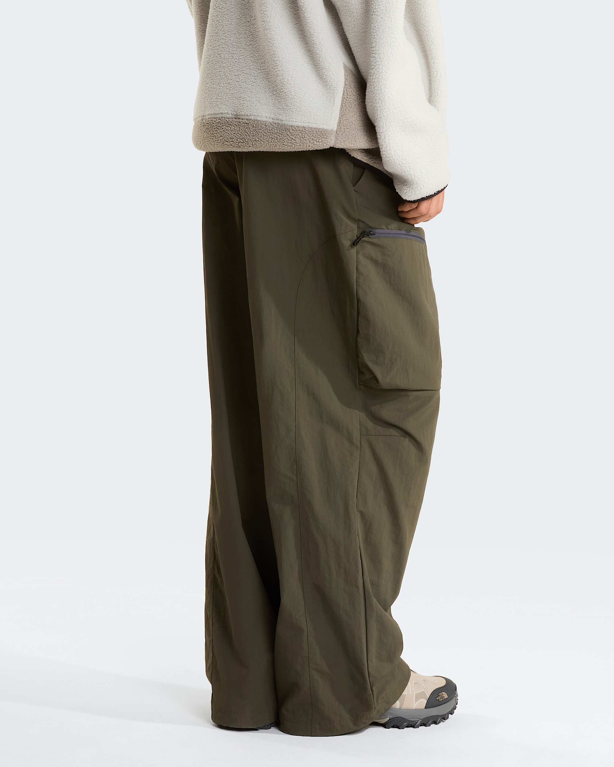 NSE Hose mit Gürtel in Unisex – New Taupe Green