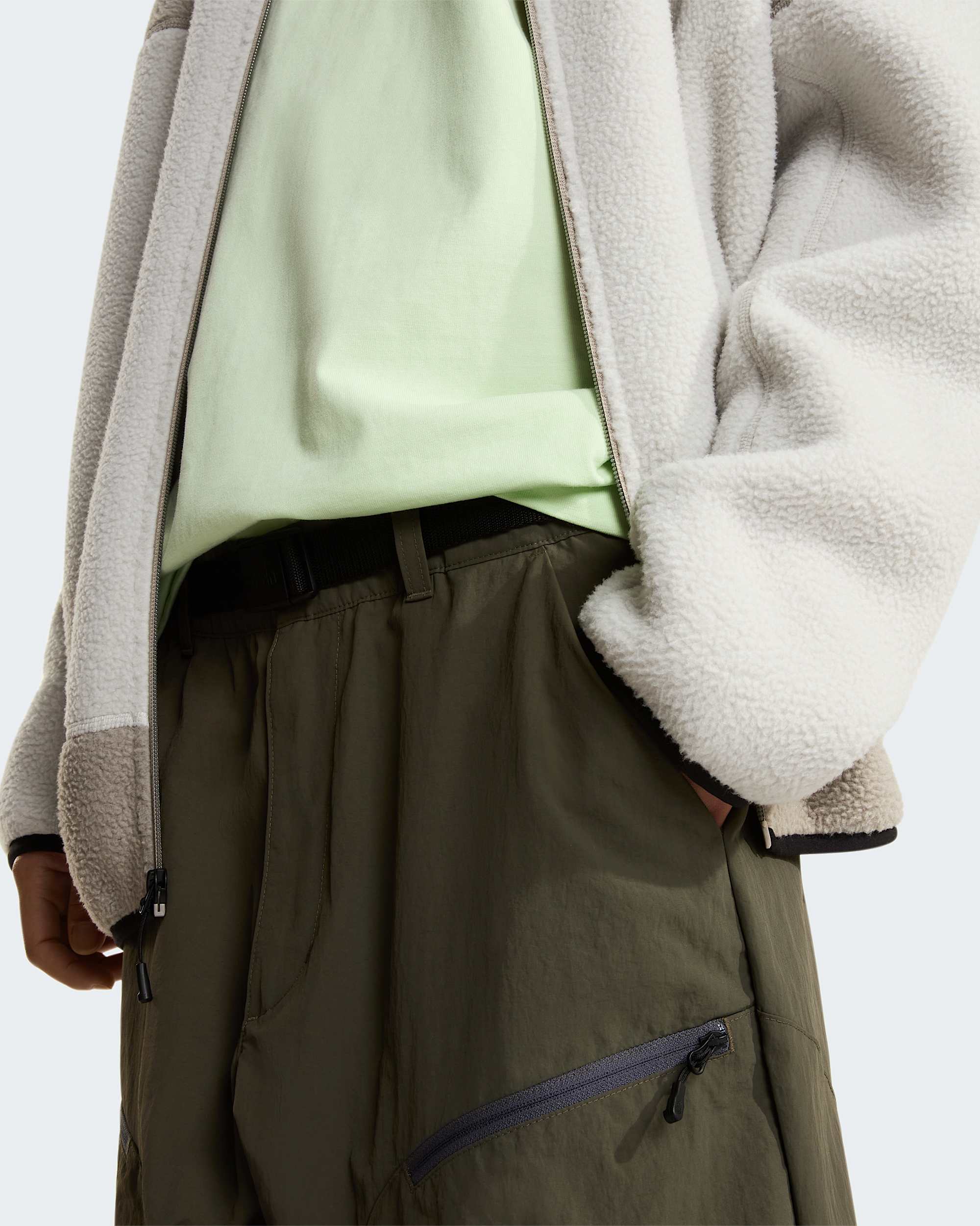 NSE Hose mit Gürtel in Unisex – New Taupe Green