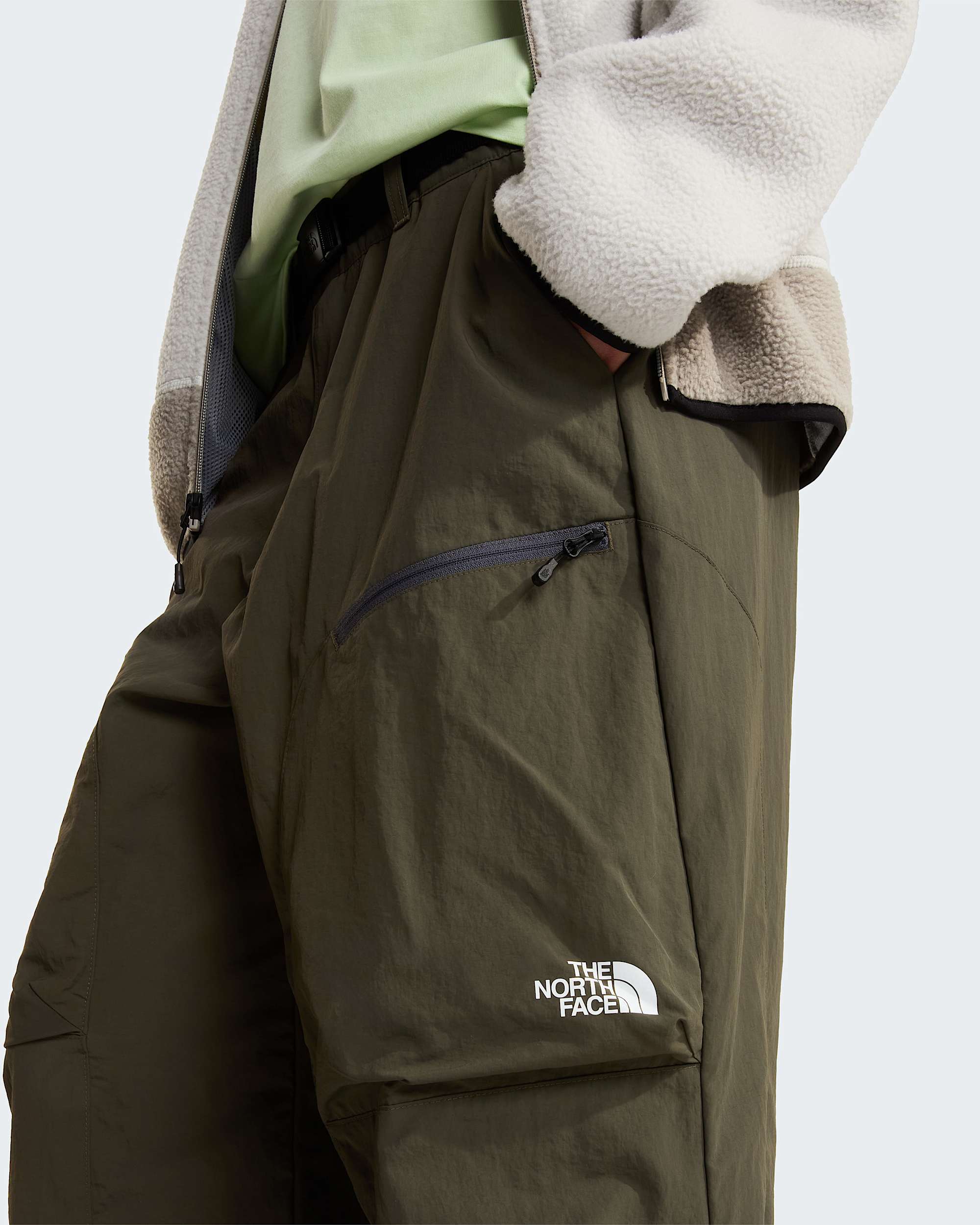 NSE Hose mit Gürtel in Unisex – New Taupe Green