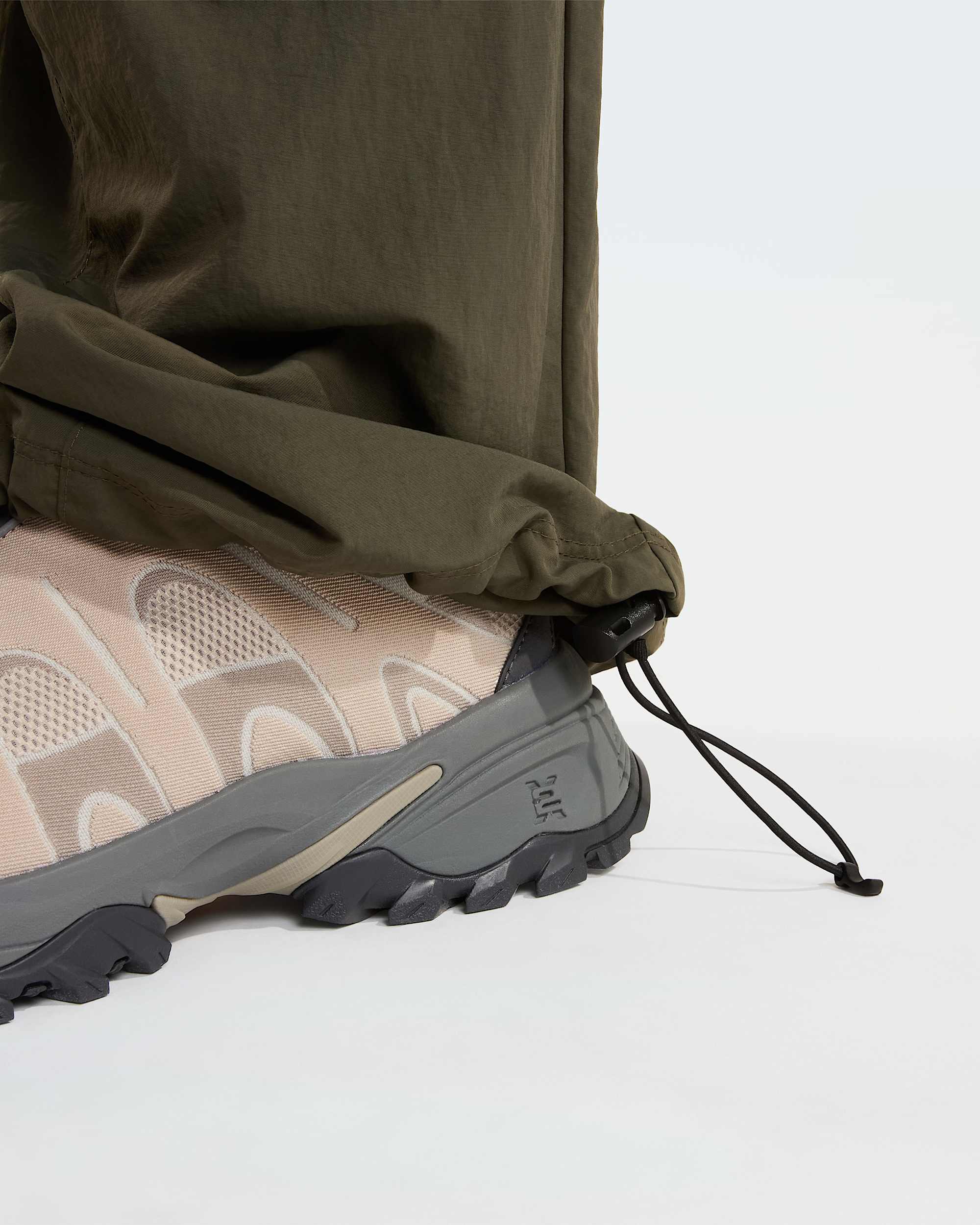 NSE Hose mit Gürtel in Unisex – New Taupe Green