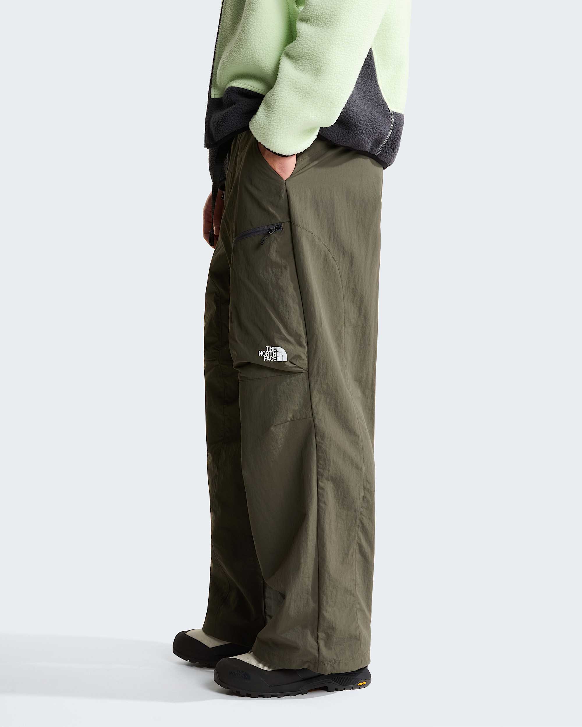 NSE Hose mit Gürtel in Unisex – New Taupe Green