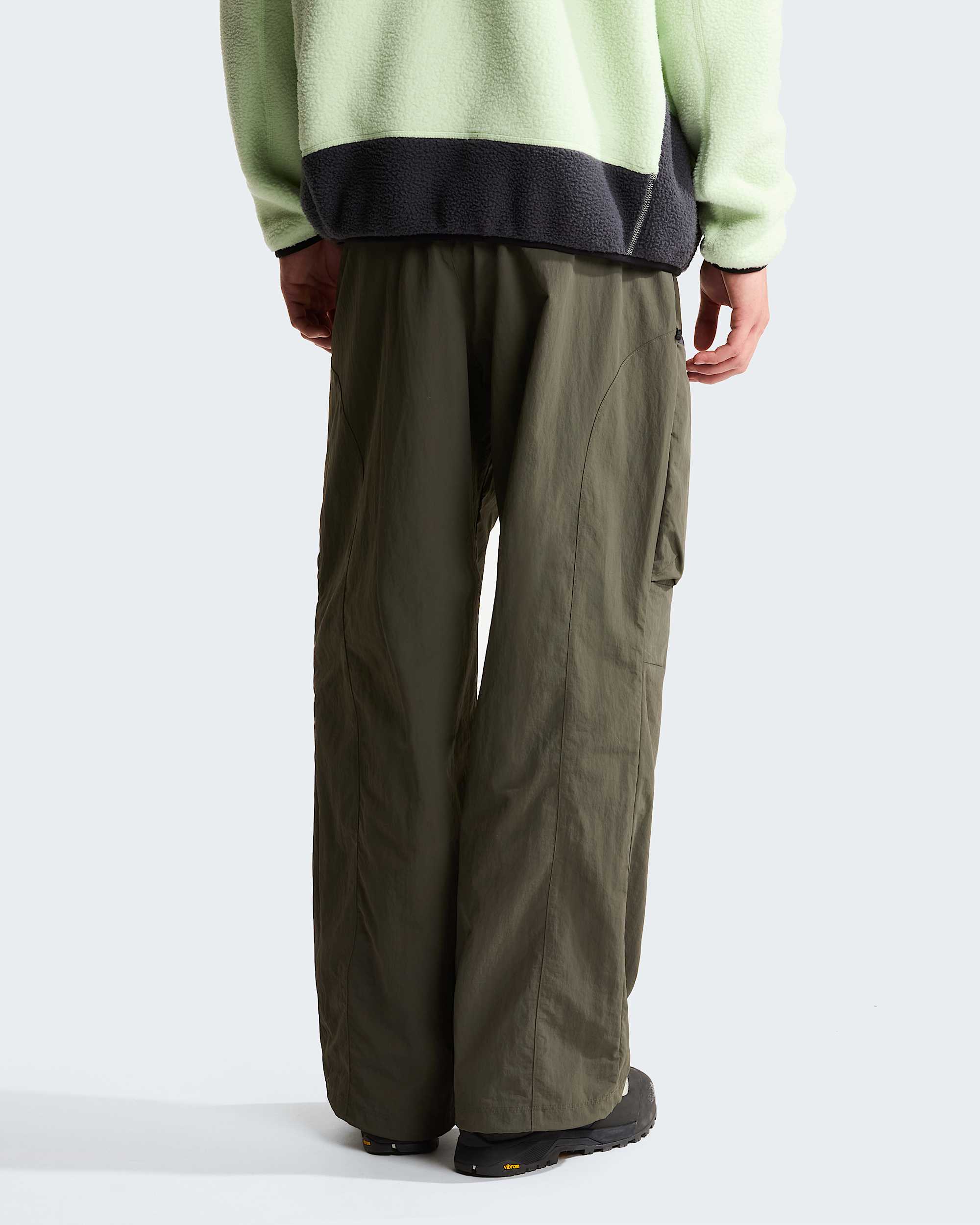NSE Hose mit Gürtel in Unisex – New Taupe Green