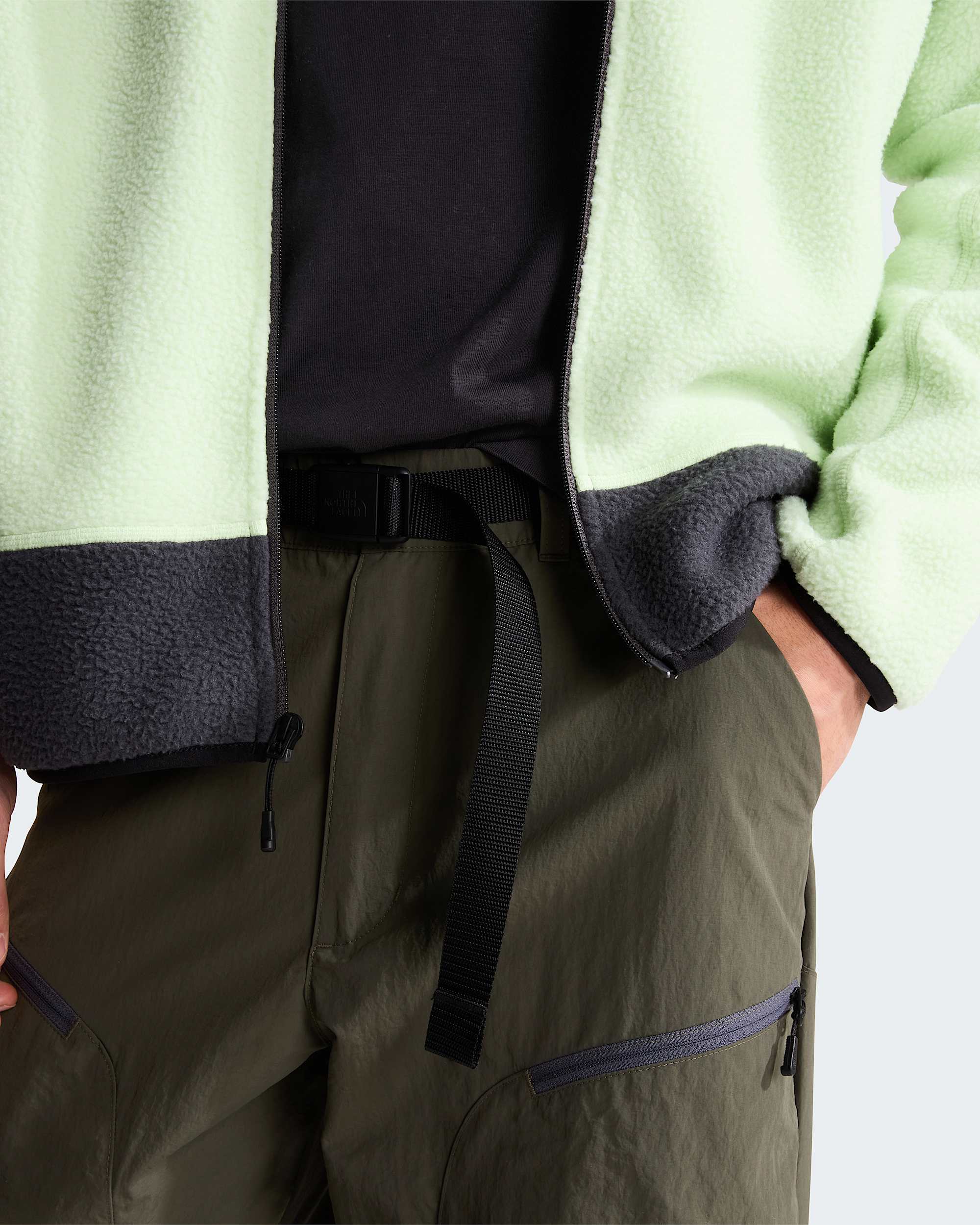 NSE Hose mit Gürtel in Unisex – New Taupe Green