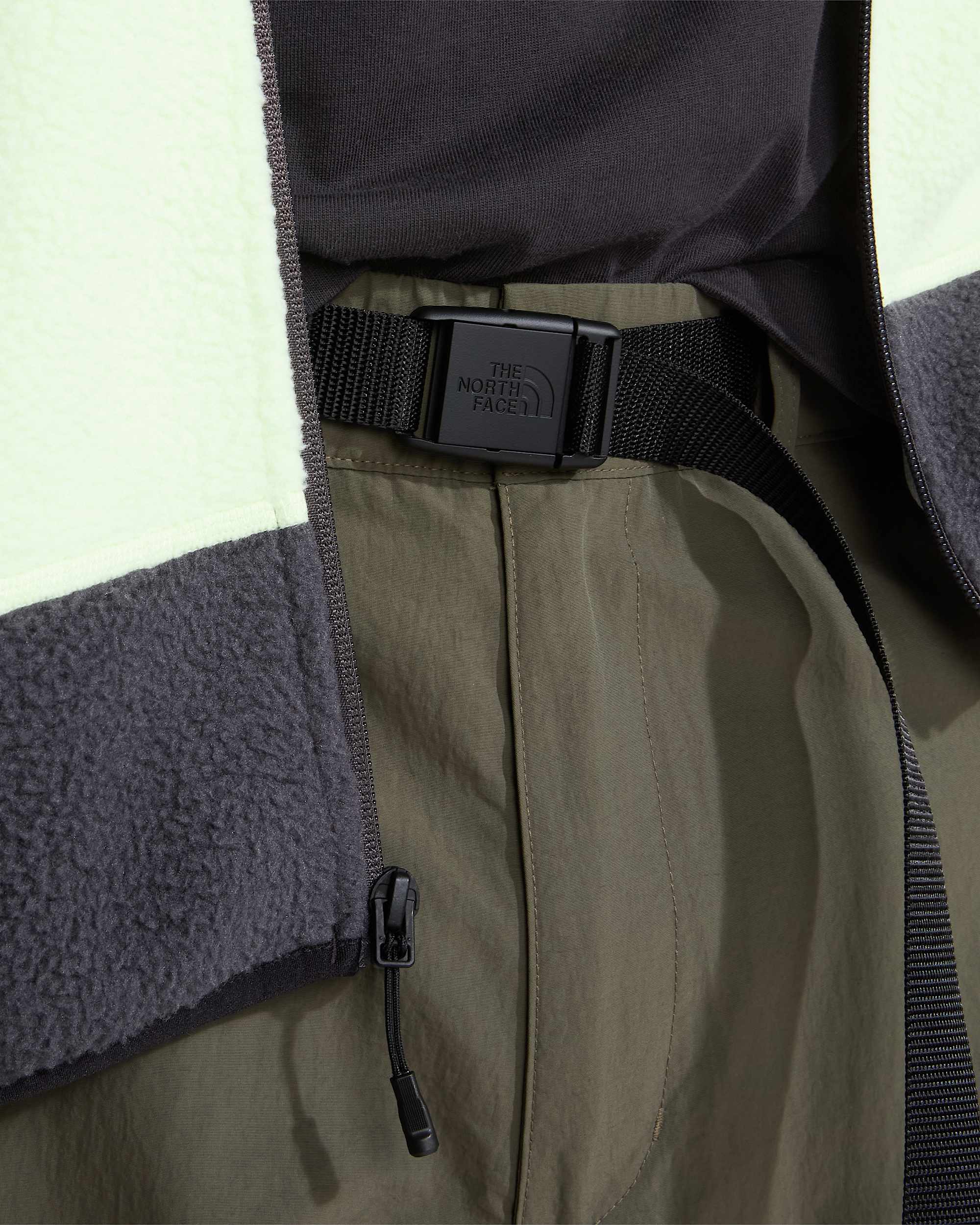 NSE Hose mit Gürtel in Unisex – New Taupe Green