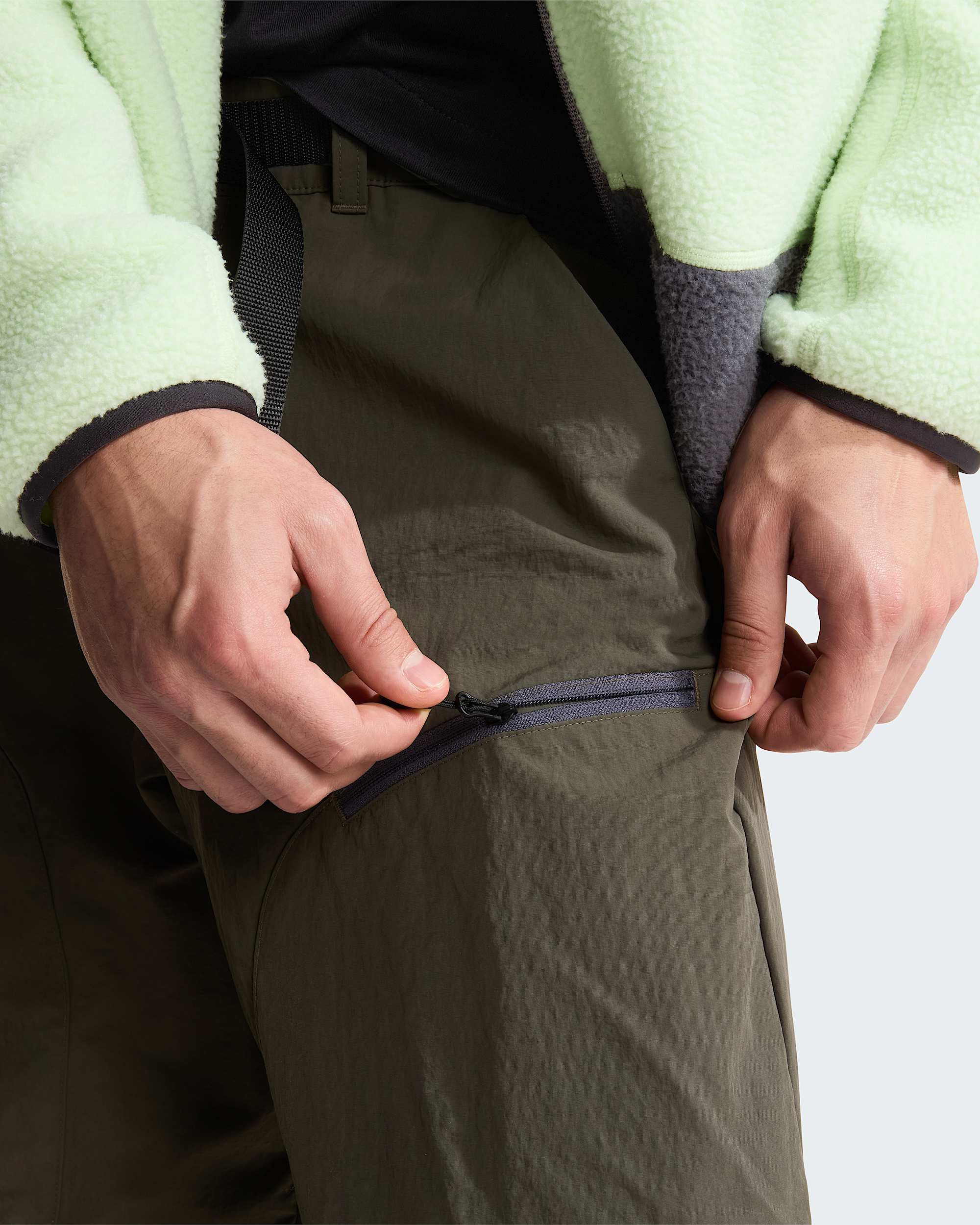 NSE Hose mit Gürtel in Unisex – New Taupe Green