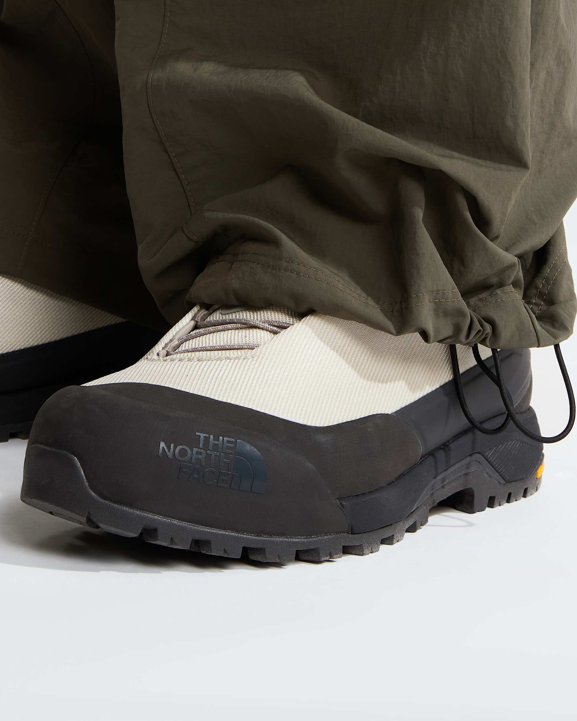 NSE Hose mit Gürtel in Unisex – New Taupe Green