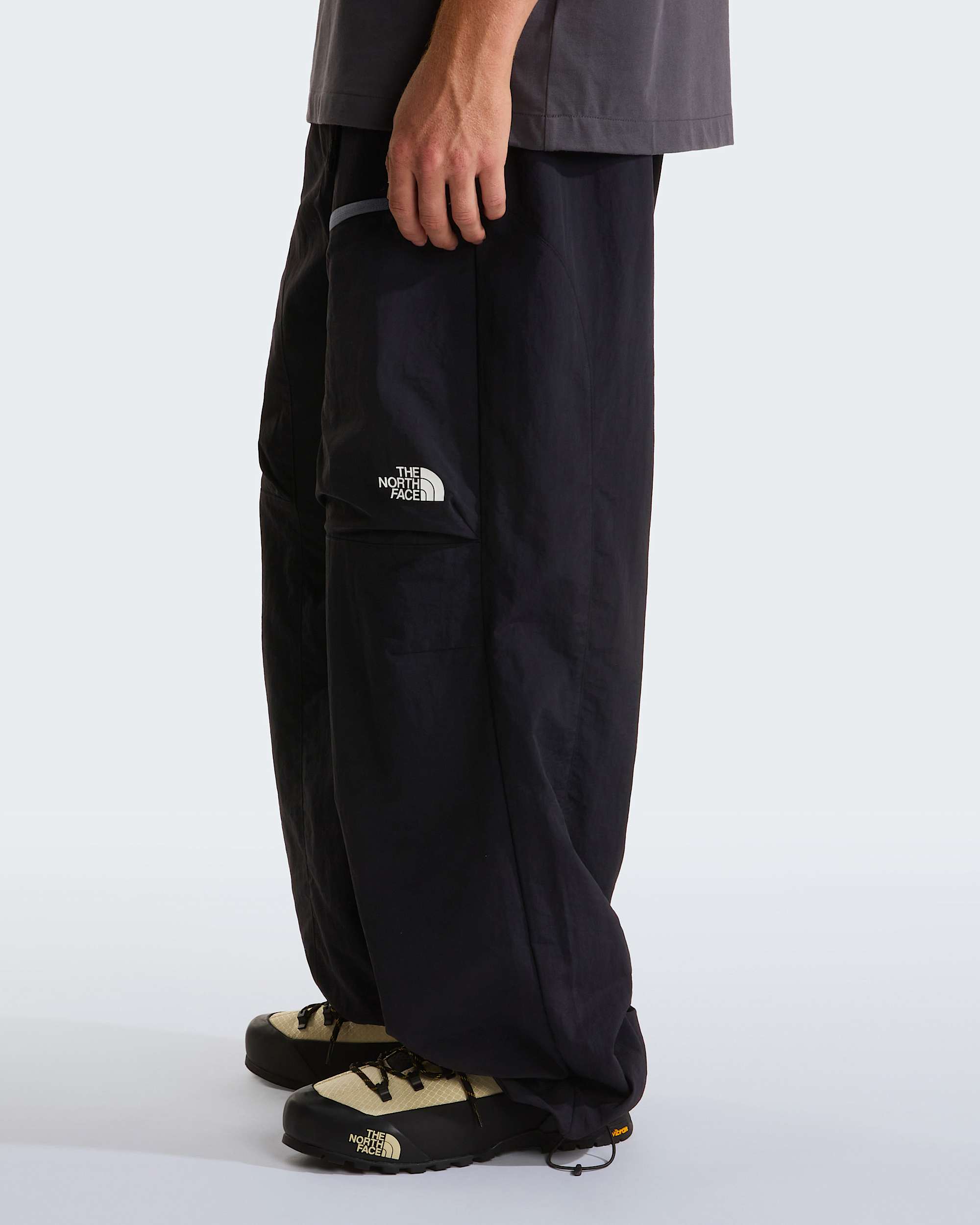 NSE Hose mit Gürtel in Unisex – TNF Black
