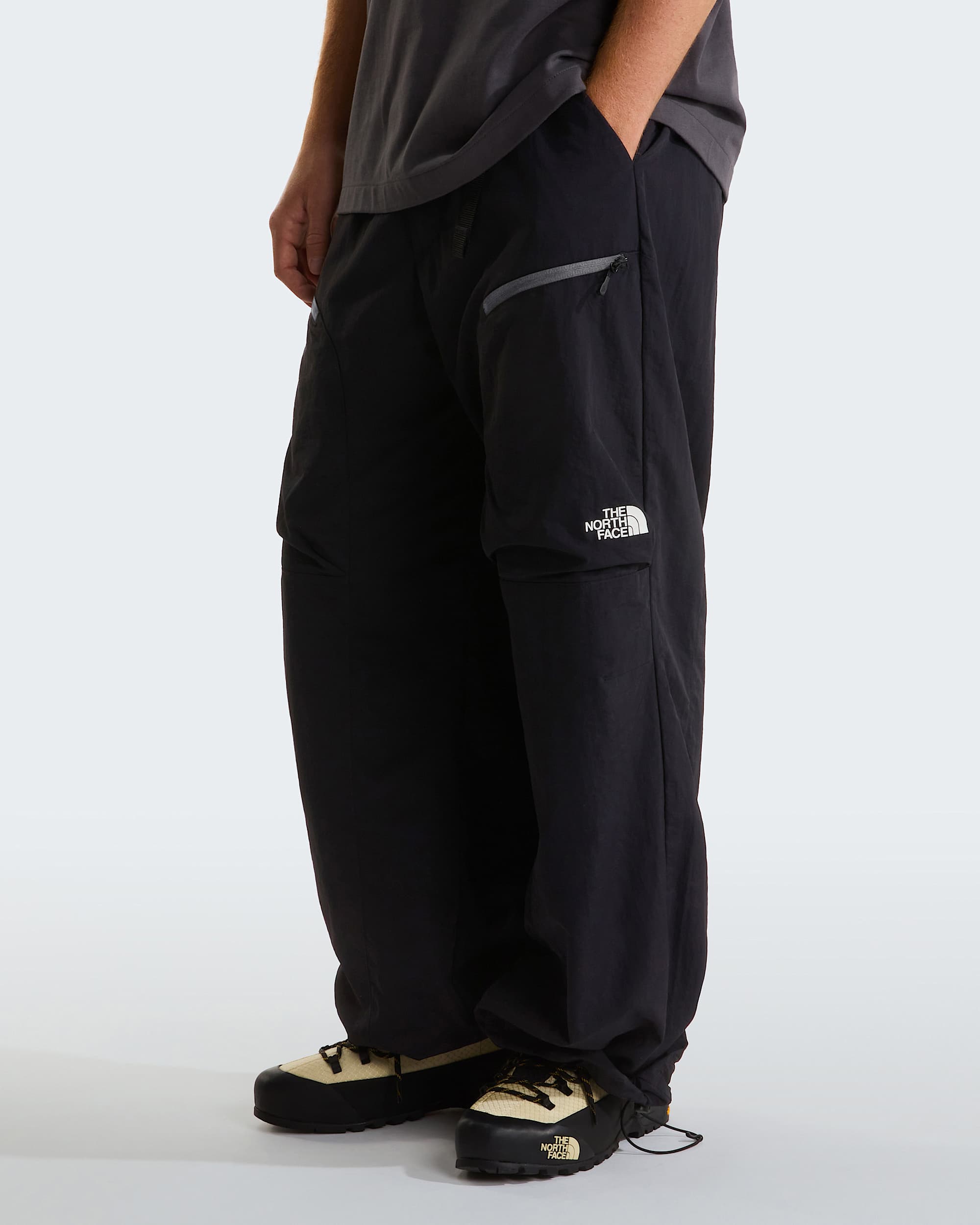 NSE Hose mit Gürtel in Unisex – TNF Black