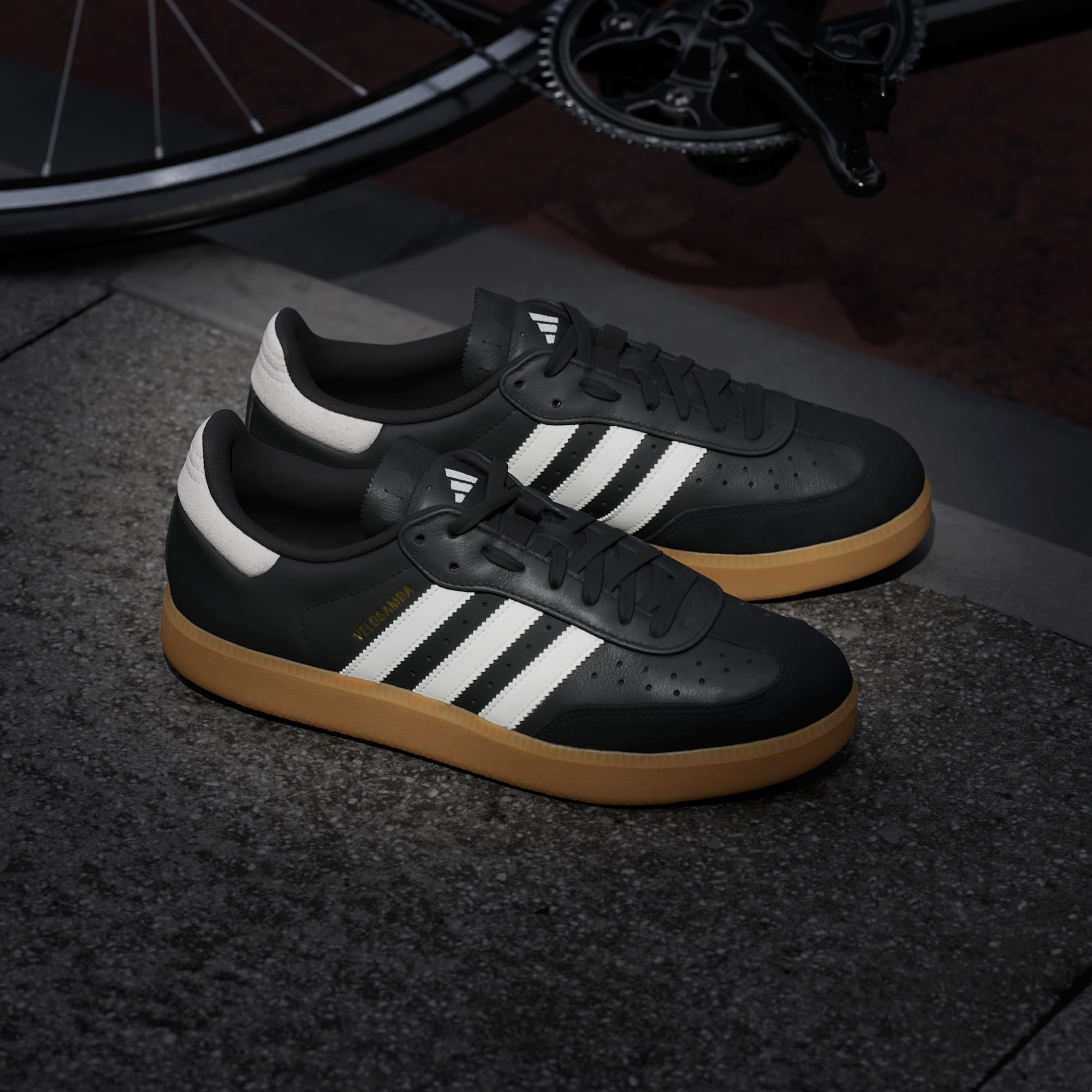 Velosamba Leather Fahrradschuh – Core Black / Cloud White / Gold Metallic – JQ9177