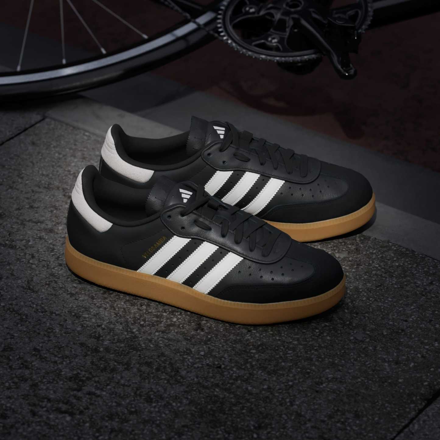 Velosamba Leather Fahrradschuh – Core Black / Cloud White / Gold Metallic – JQ9177