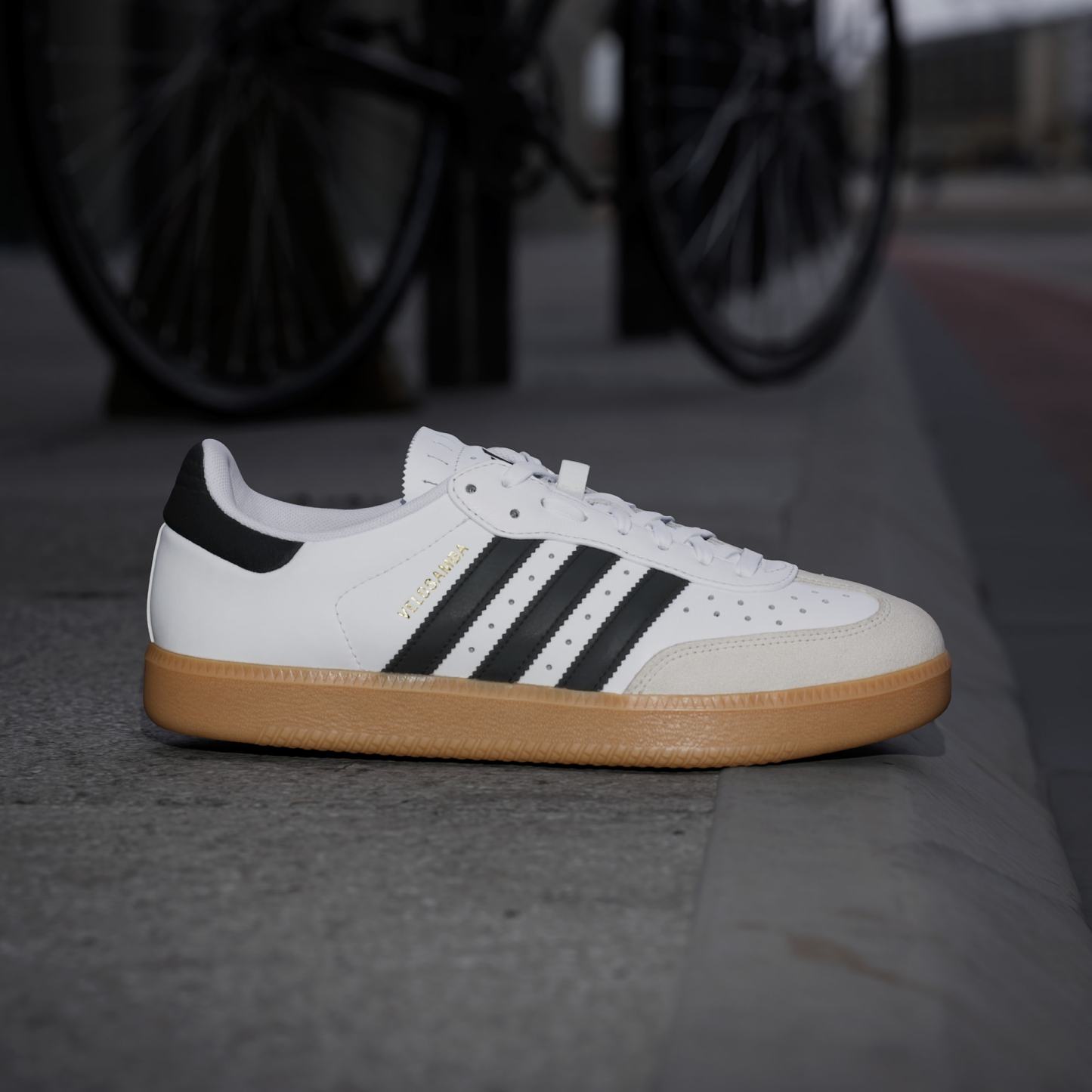 Velosamba Leather Fahrradschuh – Cloud White / Core Black / Gold Metallic – JQ9176
