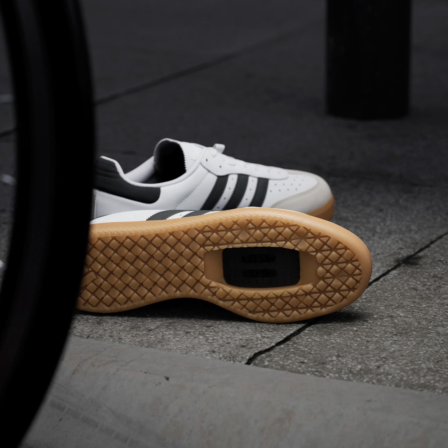 Velosamba Leather Fahrradschuh – Cloud White / Core Black / Gold Metallic – JQ9176