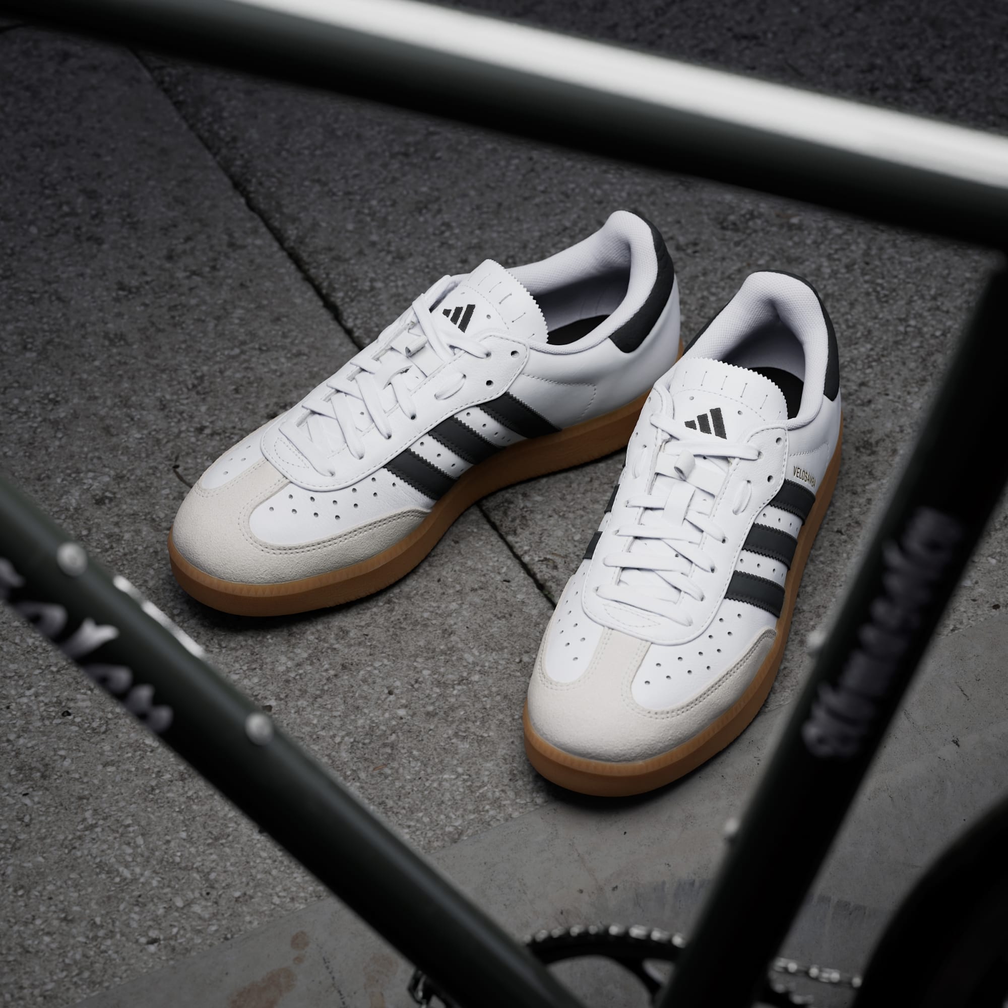 Velosamba Leather Fahrradschuh – Cloud White / Core Black / Gold Metallic – JQ9176