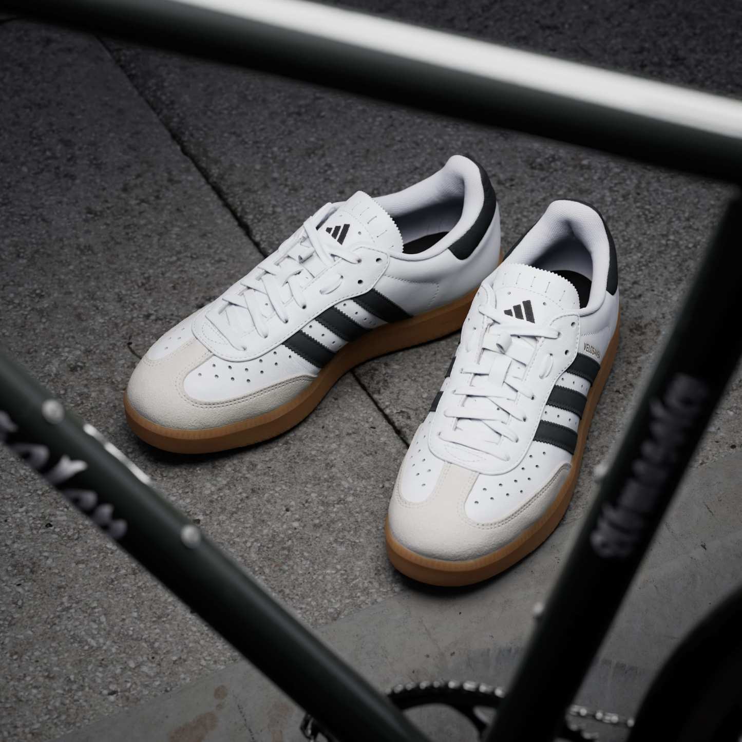 Velosamba Leather Fahrradschuh – Cloud White / Core Black / Gold Metallic – JQ9176