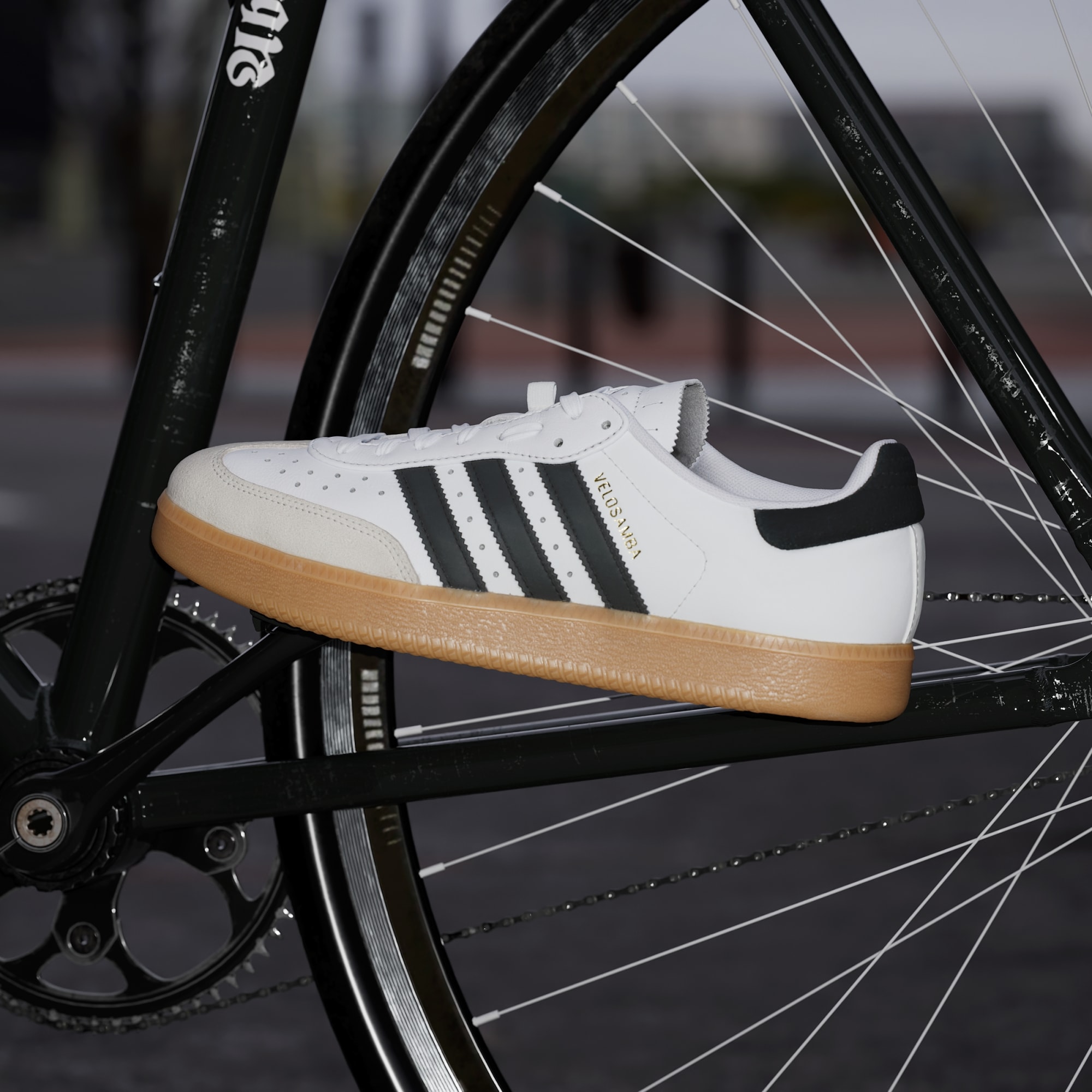Velosamba Leather Fahrradschuh – Cloud White / Core Black / Gold Metallic – JQ9176