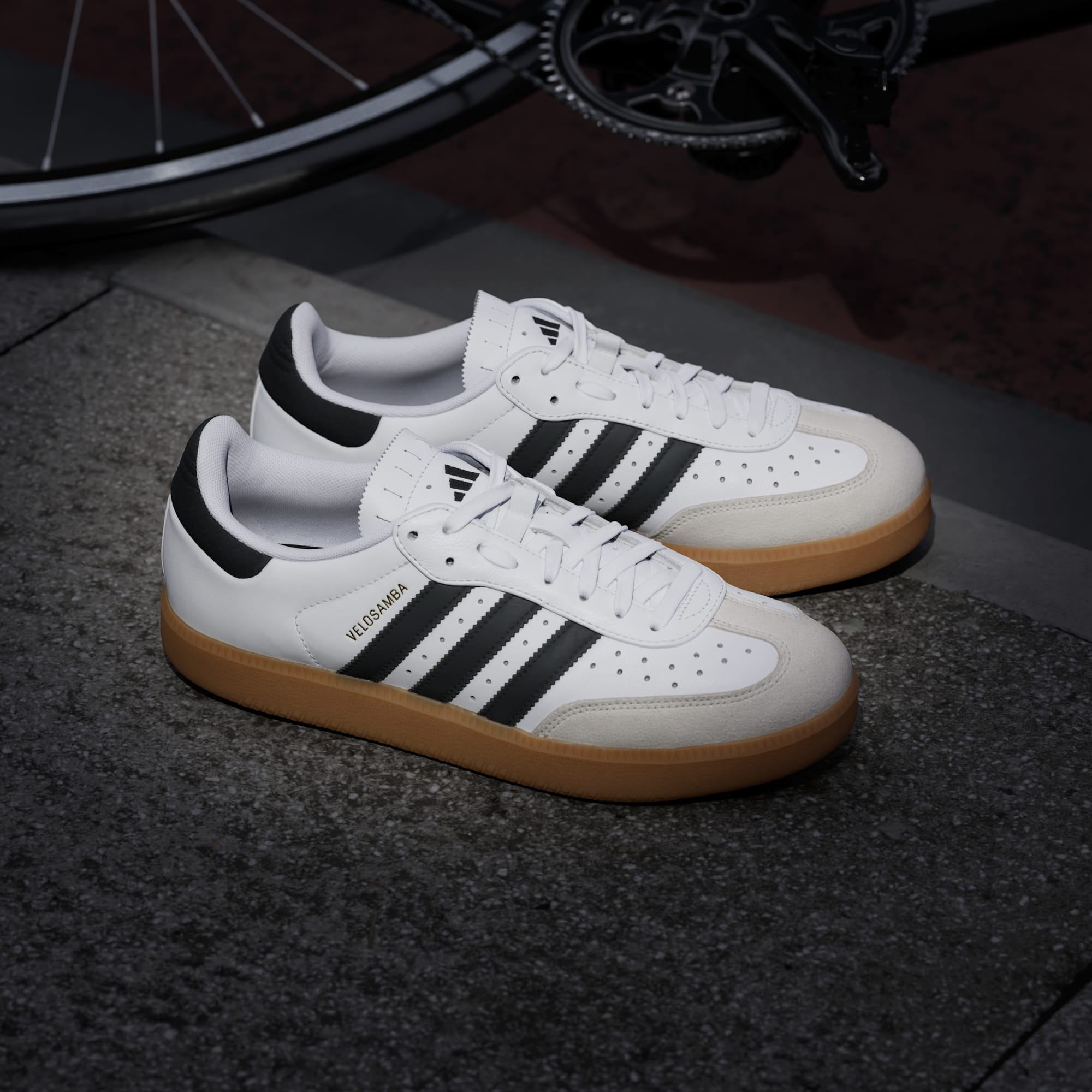 Velosamba Leather Fahrradschuh – Cloud White / Core Black / Gold Metallic – JQ9176