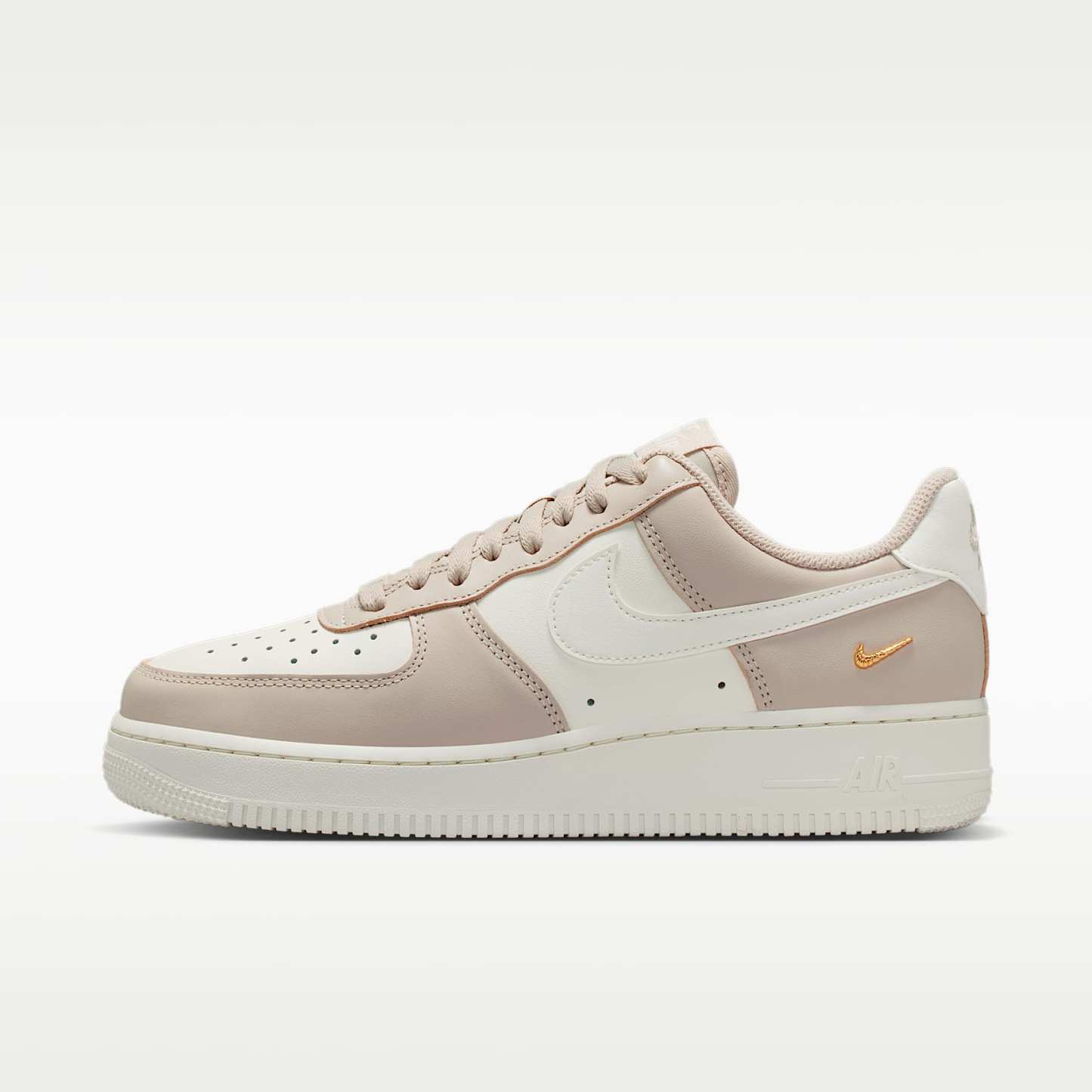 Nike Air Force 1 '07 Schuh (Damen) – Cream II/Metallic Gold/Sail