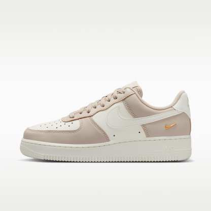 Nike Air Force 1 '07 Schuh (Damen) – Cream II/Metallic Gold/Sail