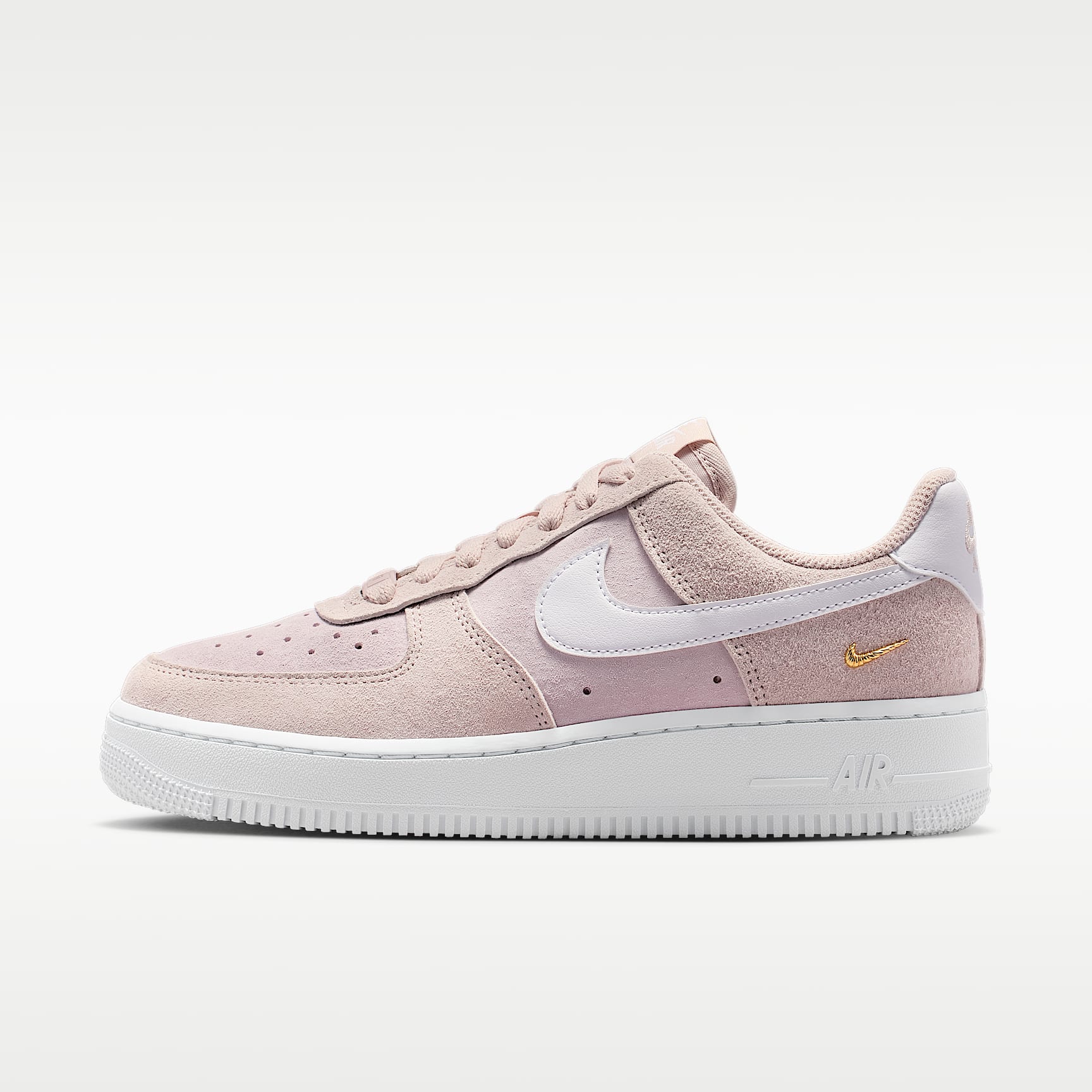 Air Force 1 '07 Low SE Schuh (Damen) – Silt Red/Pink Foam/Metallic Gold/Weiß