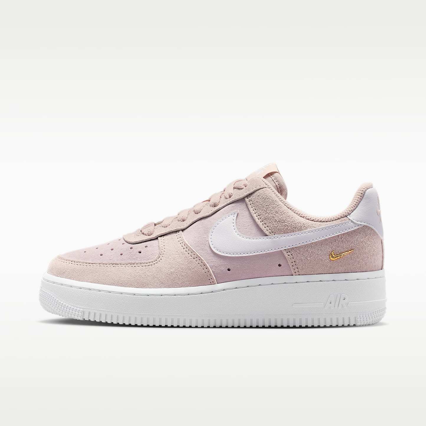 Air Force 1 '07 Low SE Schuh (Damen) – Silt Red/Pink Foam/Metallic Gold/Weiß
