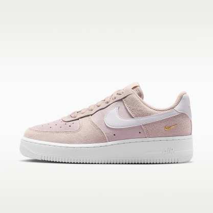Air Force 1 '07 Low SE Schuh (Damen) – Silt Red/Pink Foam/Metallic Gold/Weiß