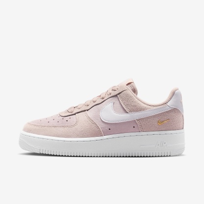 Air Force 1 '07 Low SE Schuh (Damen) – Silt Red/Pink Foam/Metallic Gold/Weiß